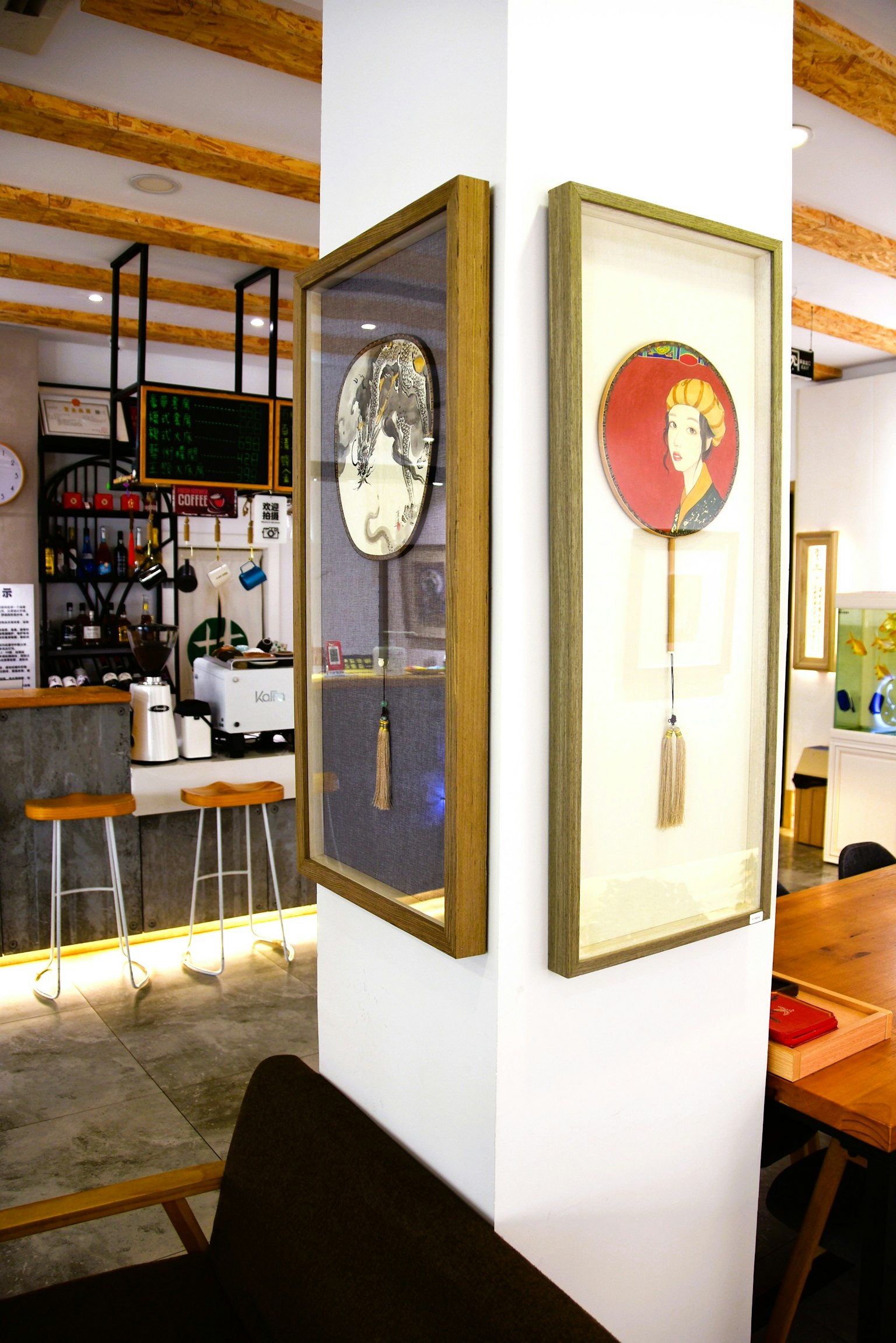 Intérieur d'un café présentant des œuvres d'art murales décoratives et des portraits encadrés