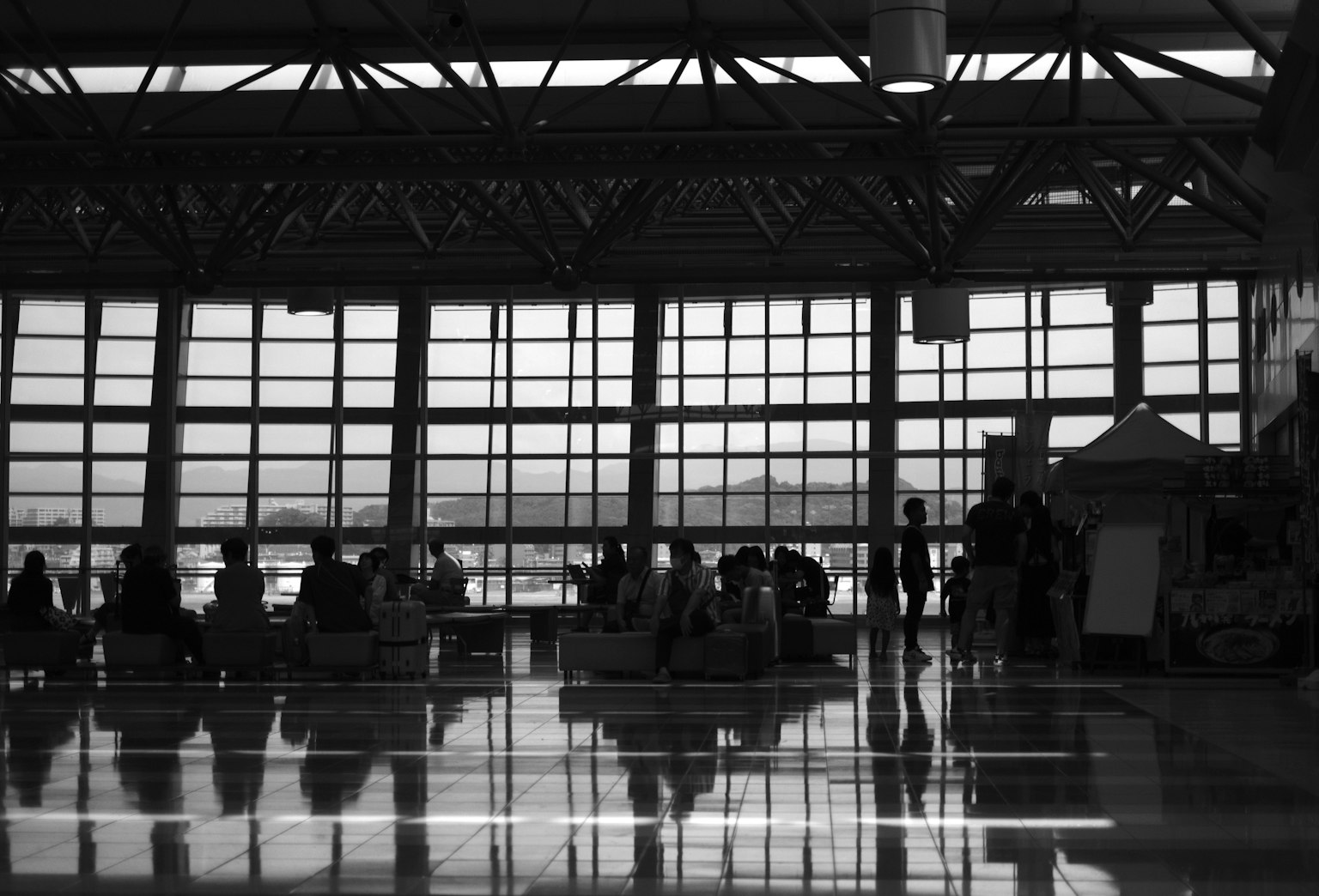 เงาของพื้นที่รอที่สนามบินพร้อมหน้าต่างขนาดใหญ่