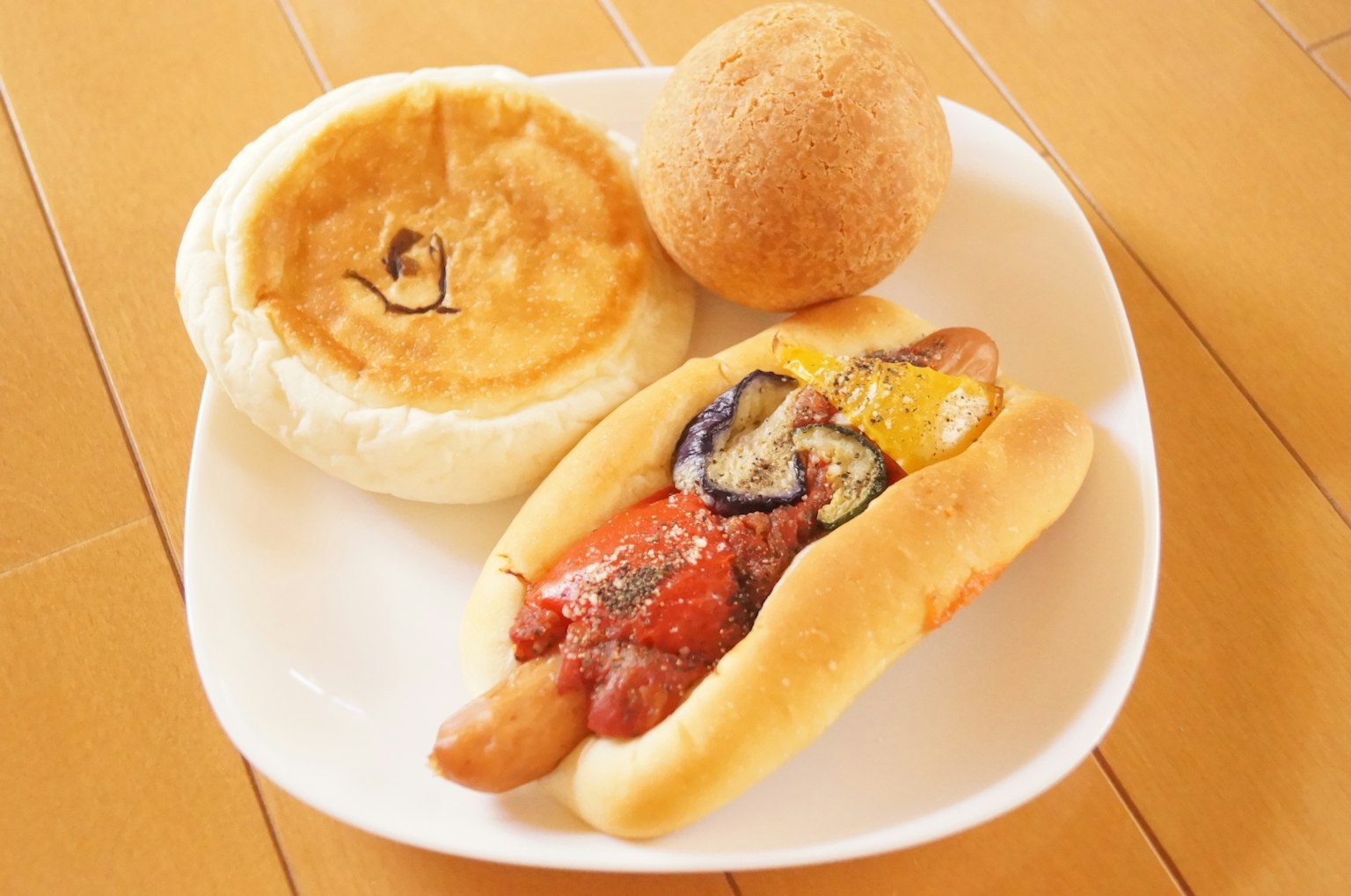 Un piatto con un hot dog e due tipi di pane