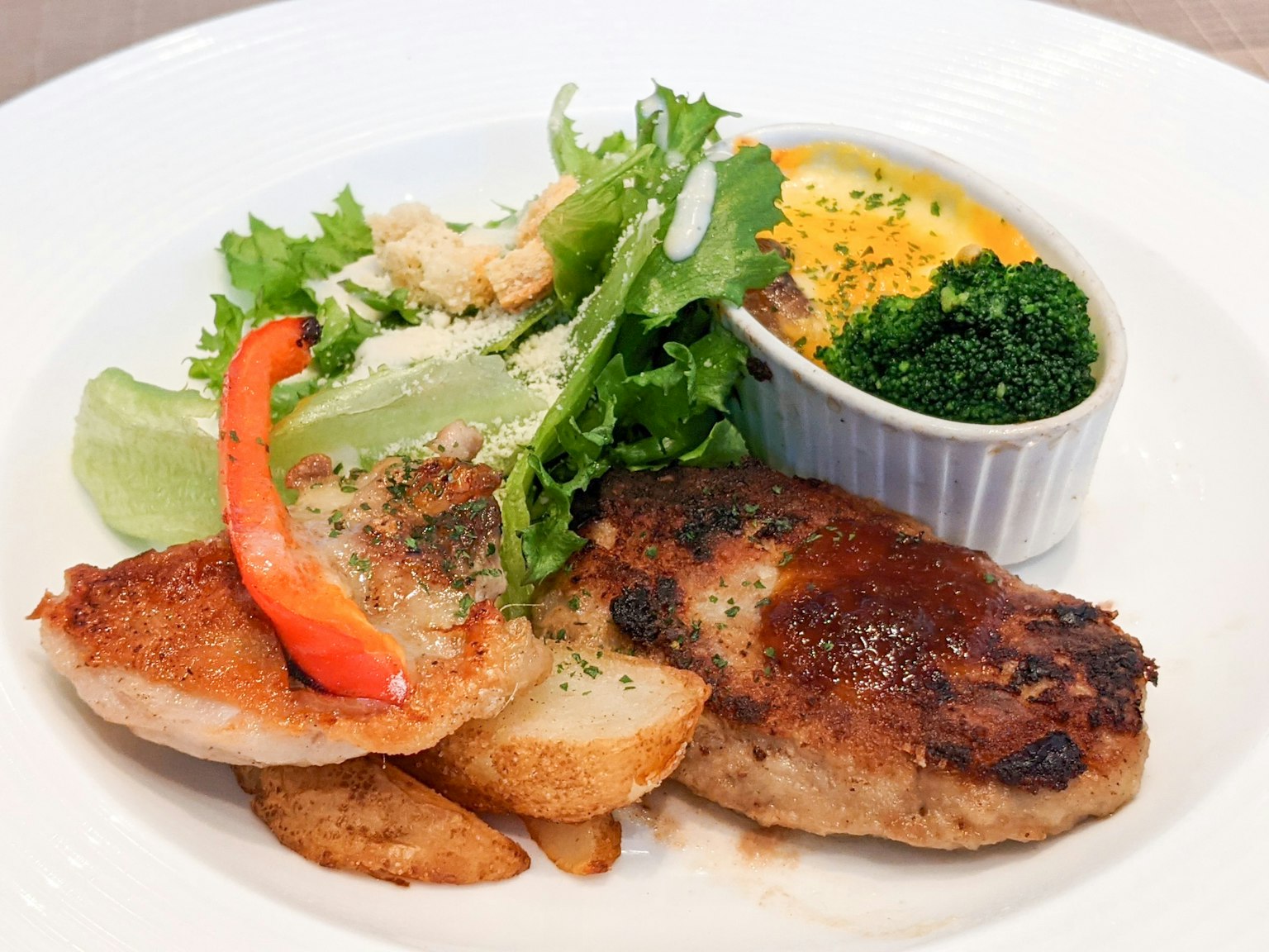 จานไก่อร่อยพร้อมสลัดและผักอบ