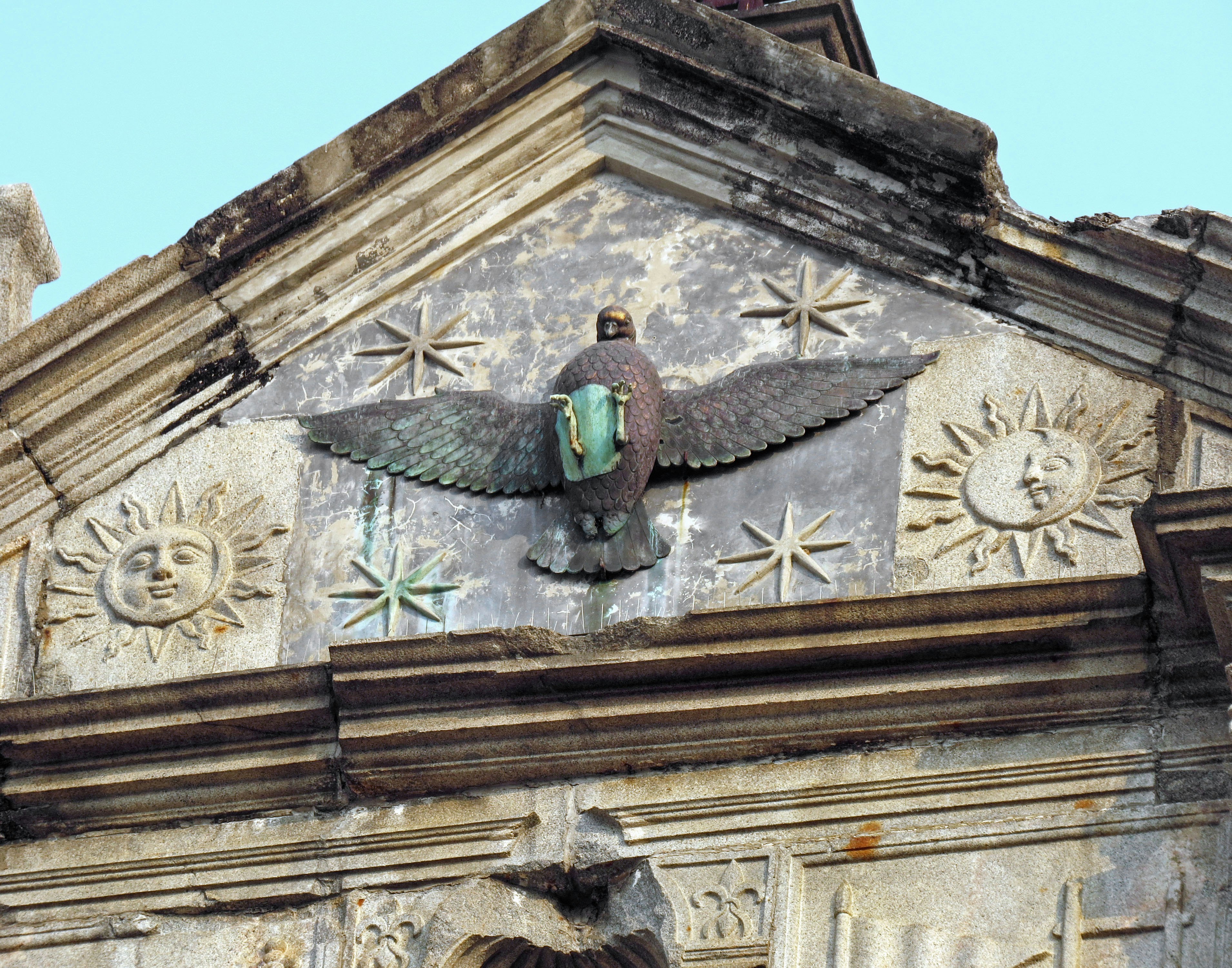 façade ancienne ornée avec bas-relief mural