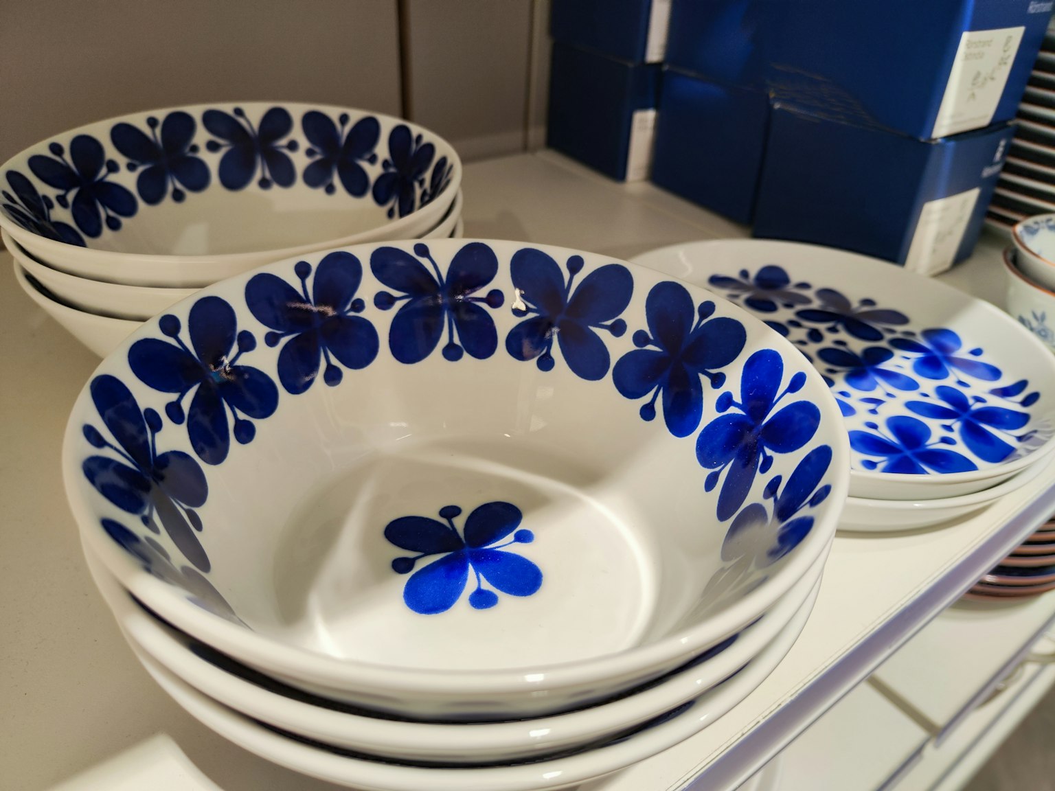 Pila di ciotole in ceramica con motivo floreale blu