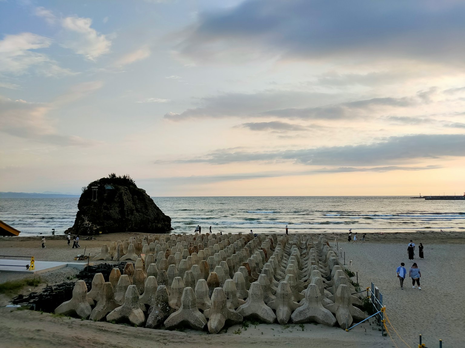 沙雕和岩石的海滩场景