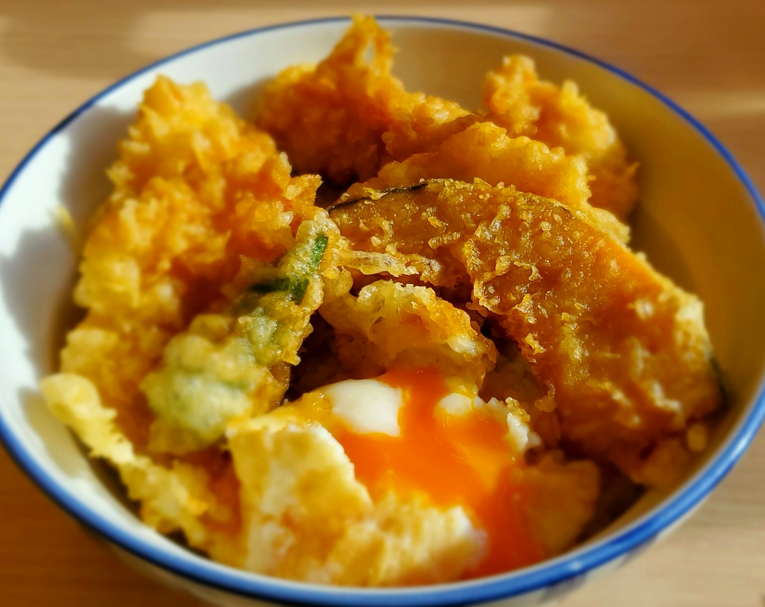 ชามเทมปุระรวมพร้อมไข่ลวกด้านบน