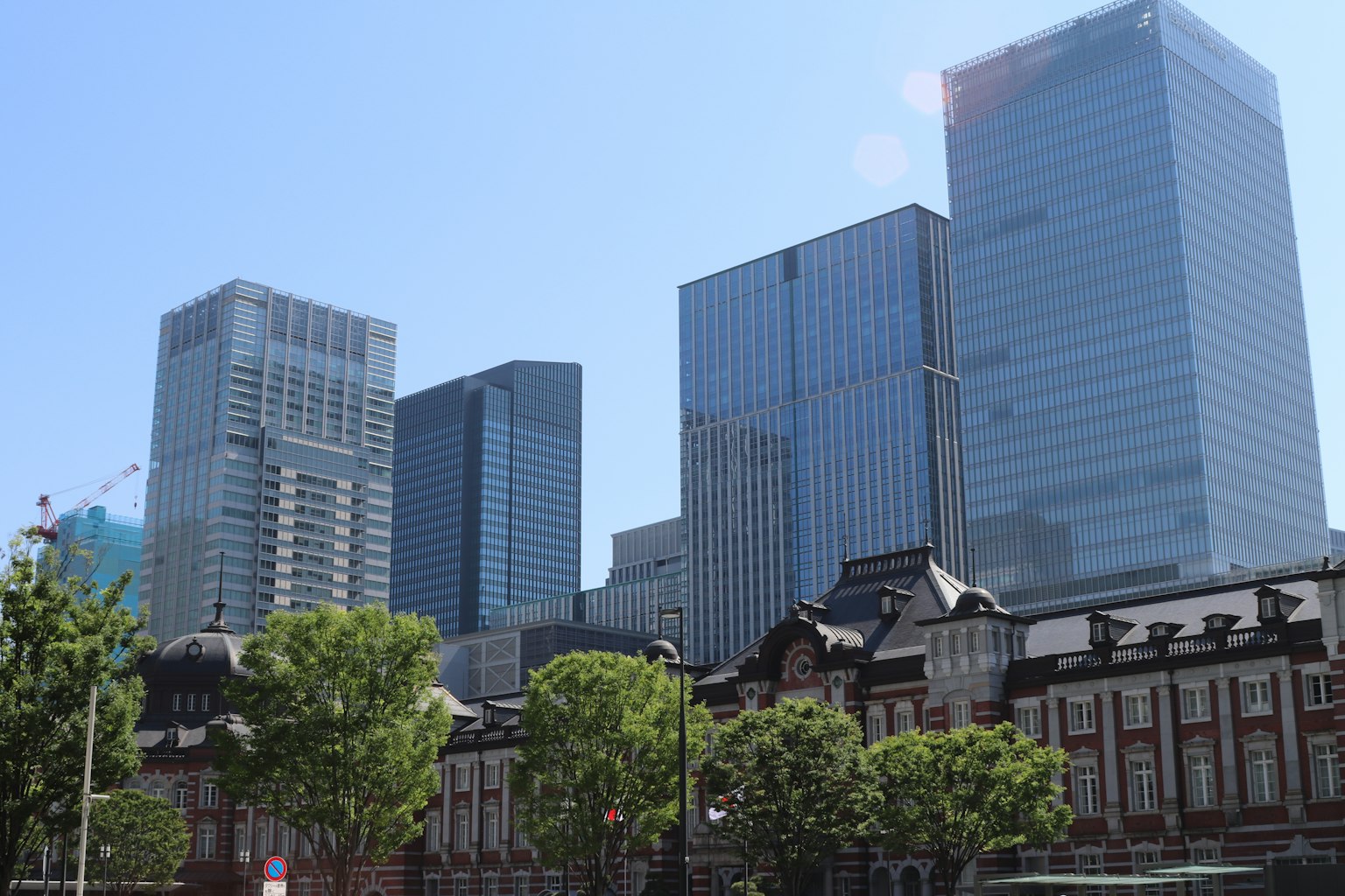 東京的現代摩天大樓和歷史建築