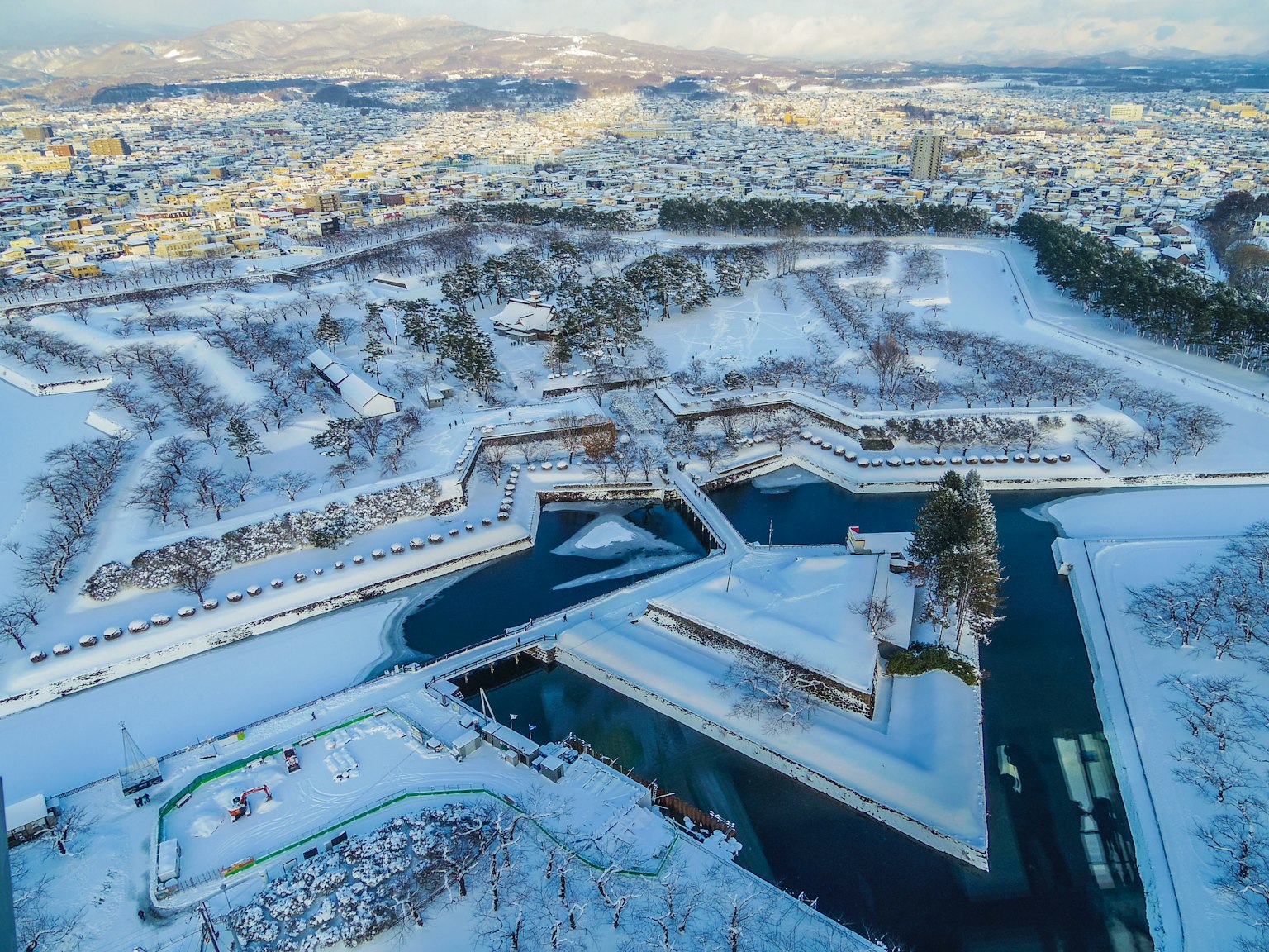 Vista aerea di un paesaggio di rovine di castello innevate