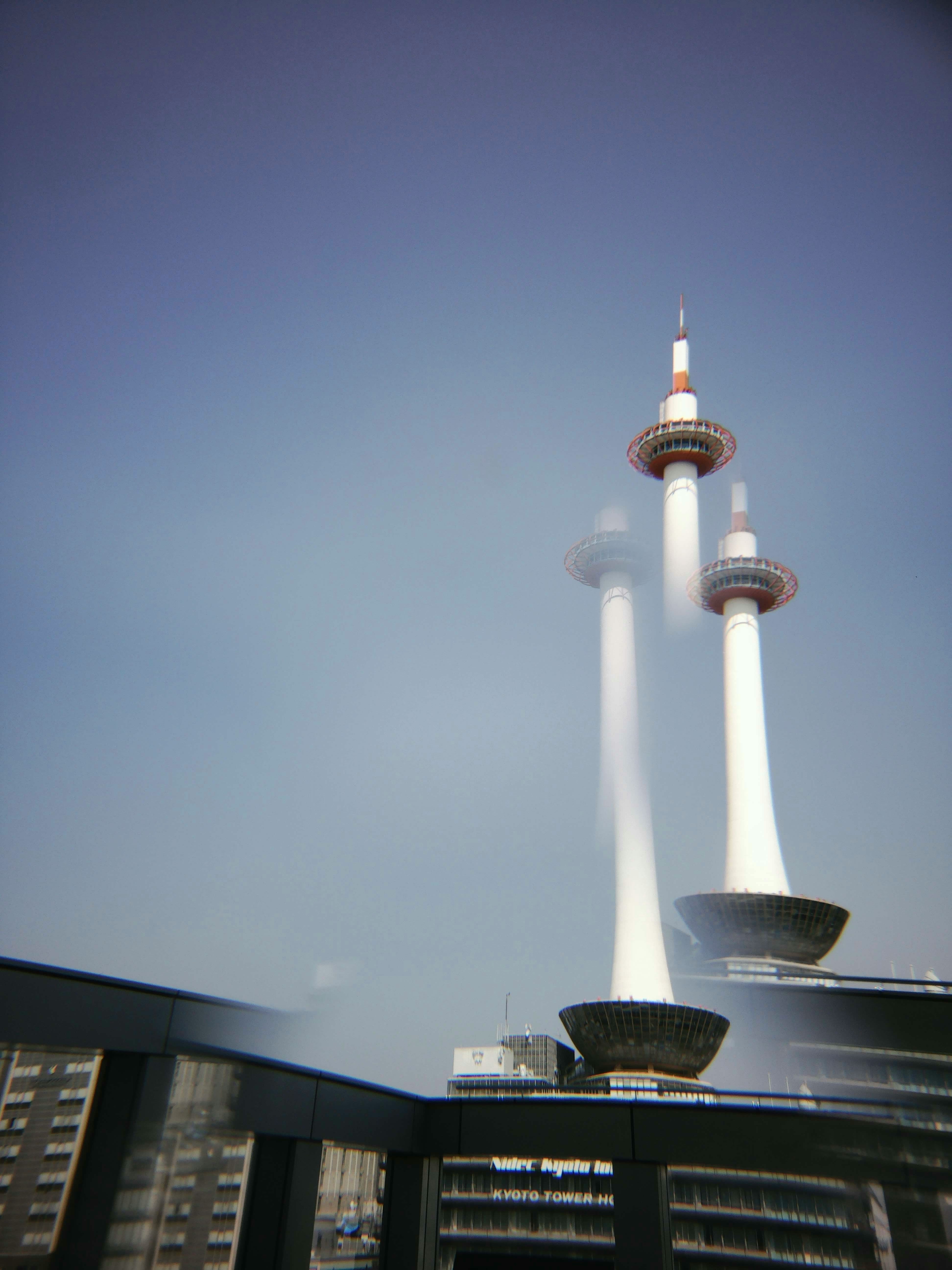 青空の下にそびえる東京スカイツリーの展望デッキと塔