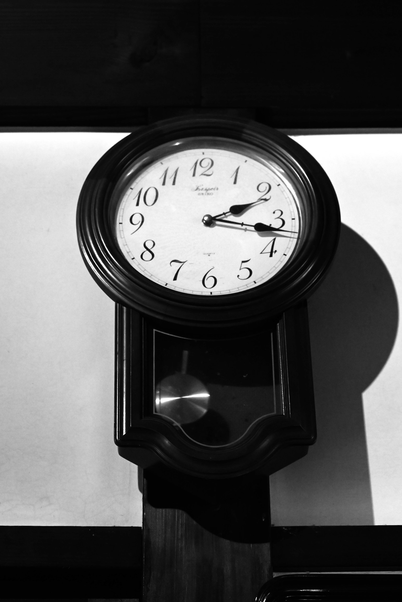 Eine einfache schwarz-weiße Wanduhr mit rundem Zifferblatt