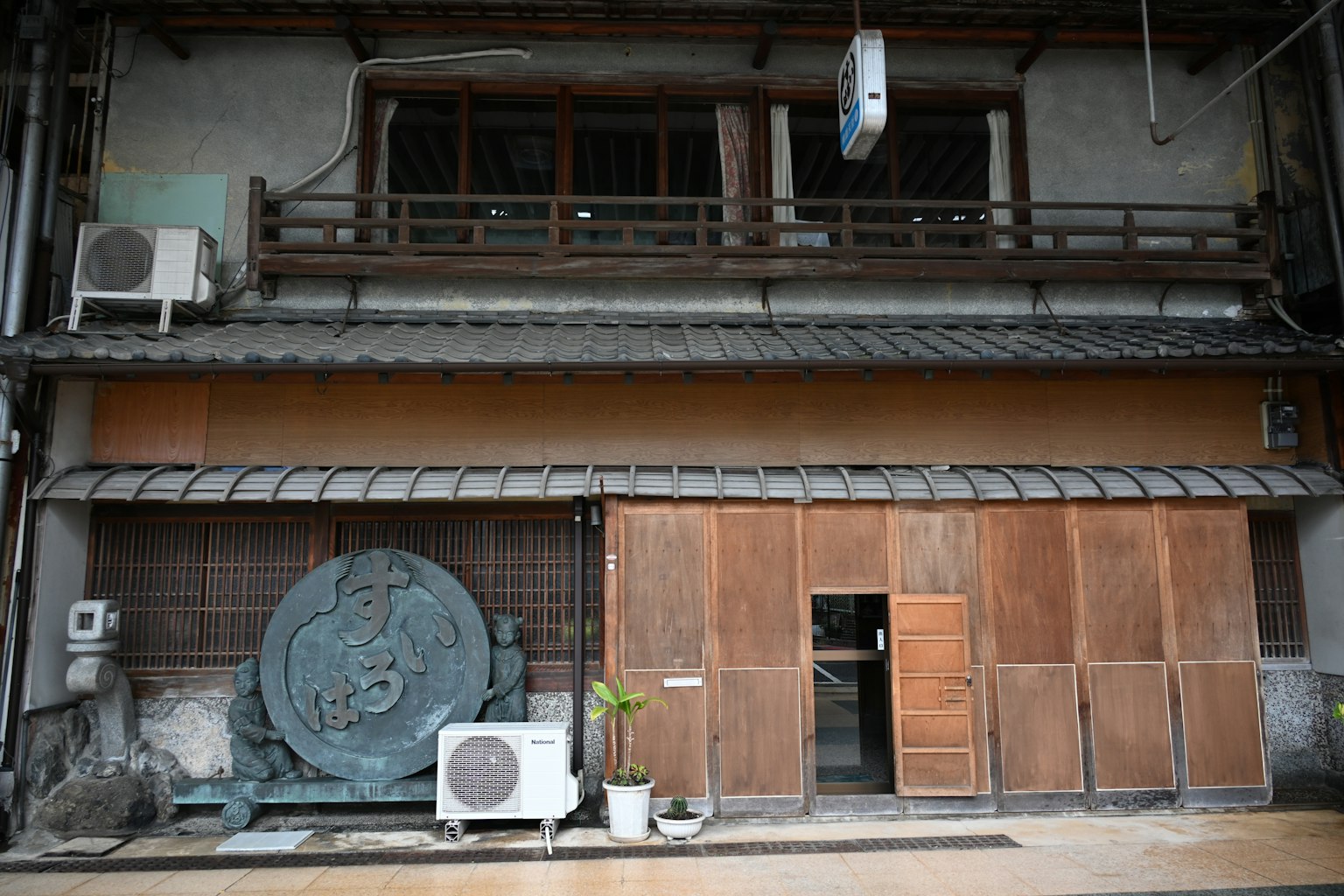 傳統日本建築木門大石裝飾