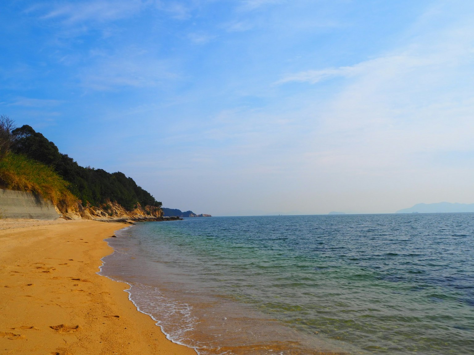Vue de plage pittoresque avec ciel bleu et vagues douces