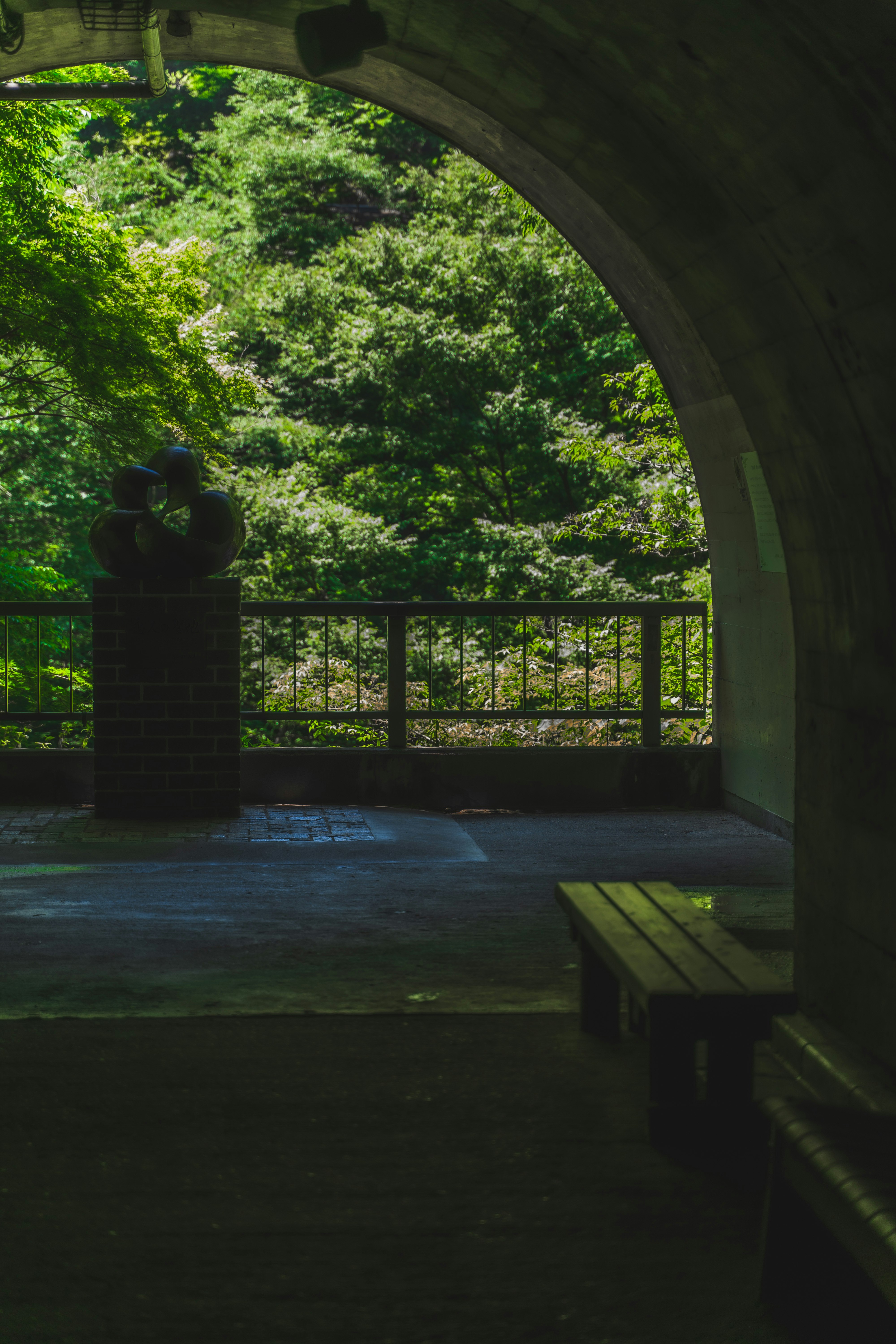 石拱門內望向的綠色花園