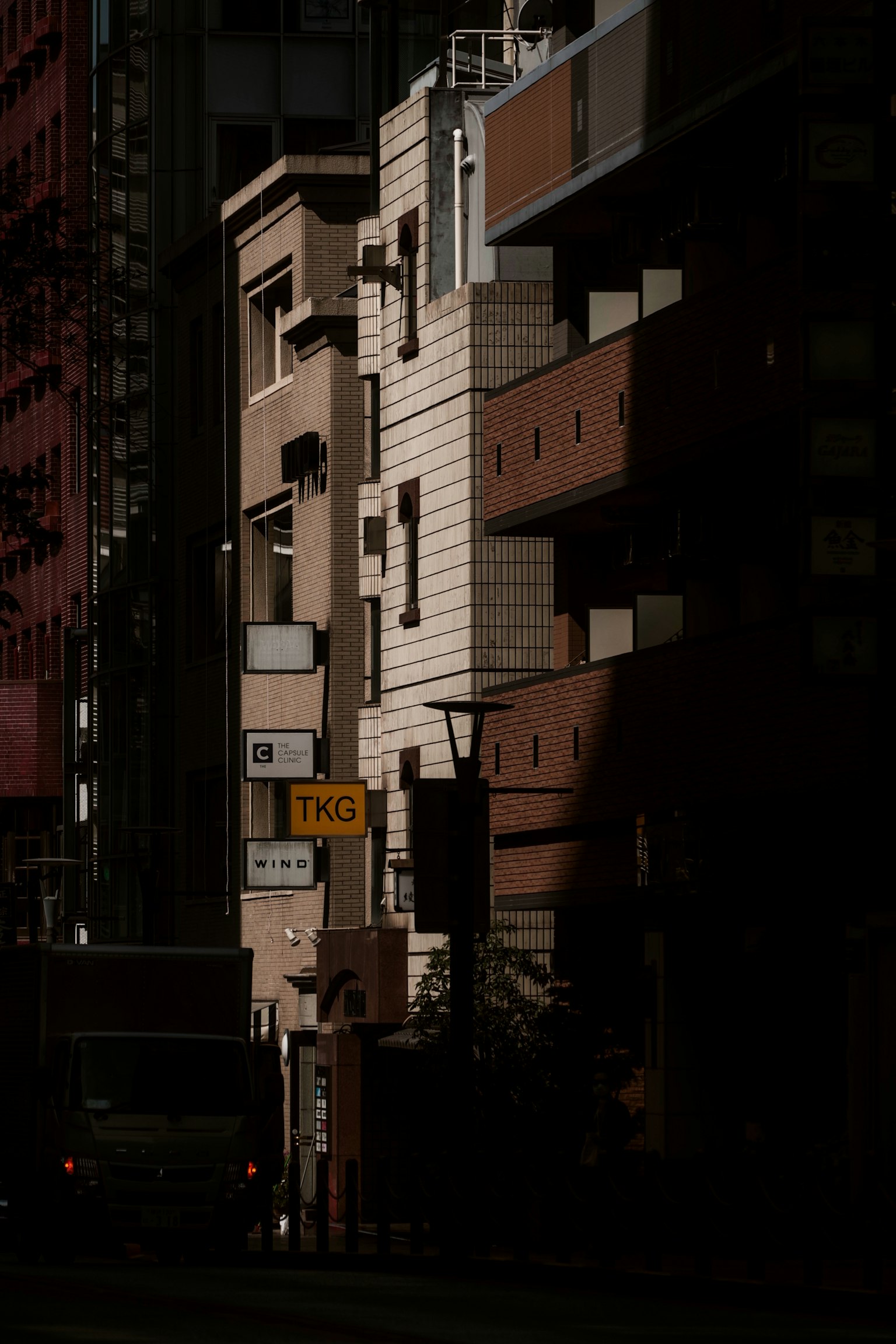 Contraste de edificios y sombras en una esquina oscura