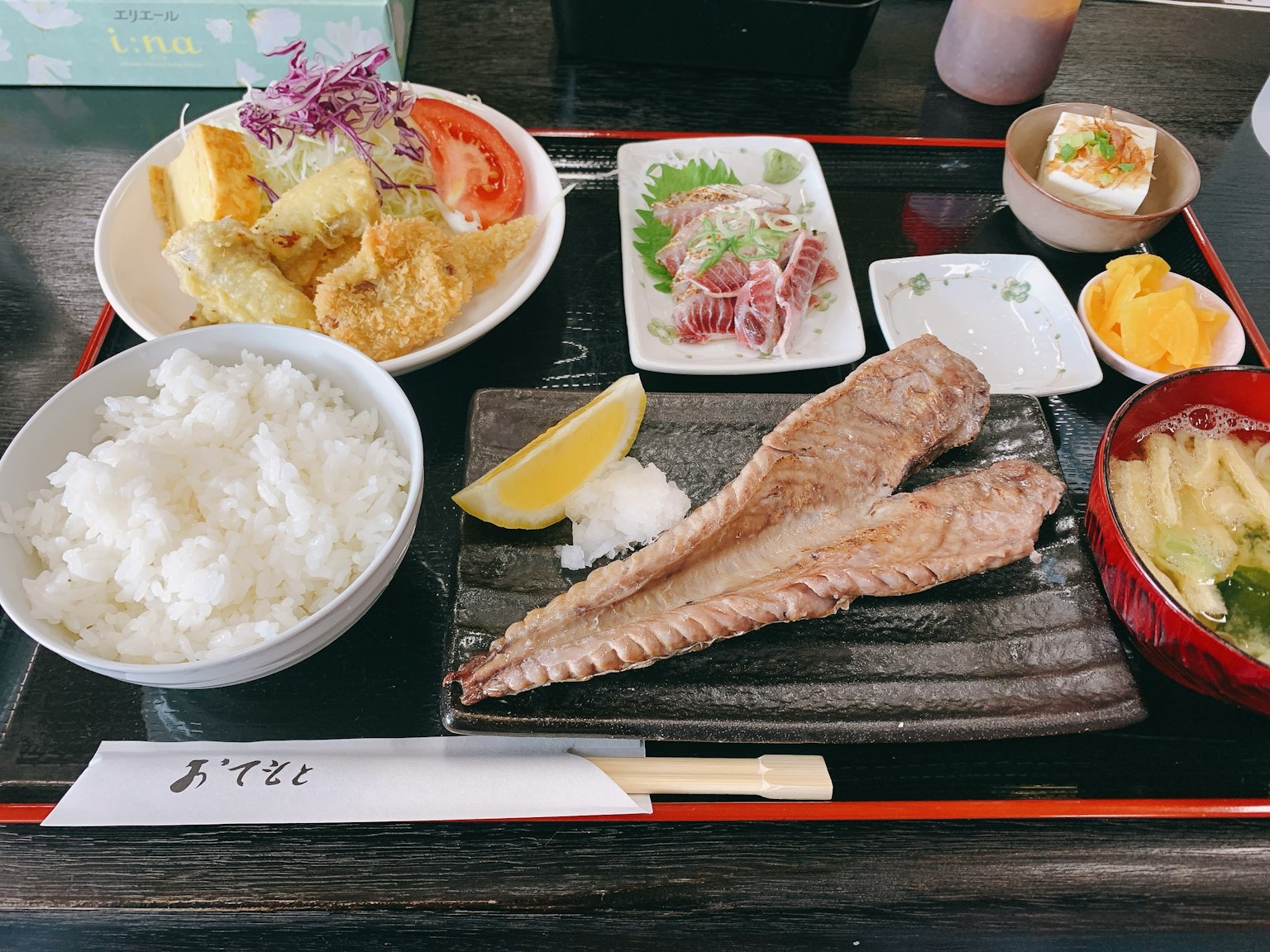 Bữa ăn Nhật Bản bao gồm cơm, cá nướng, tempura, sashimi và súp miso