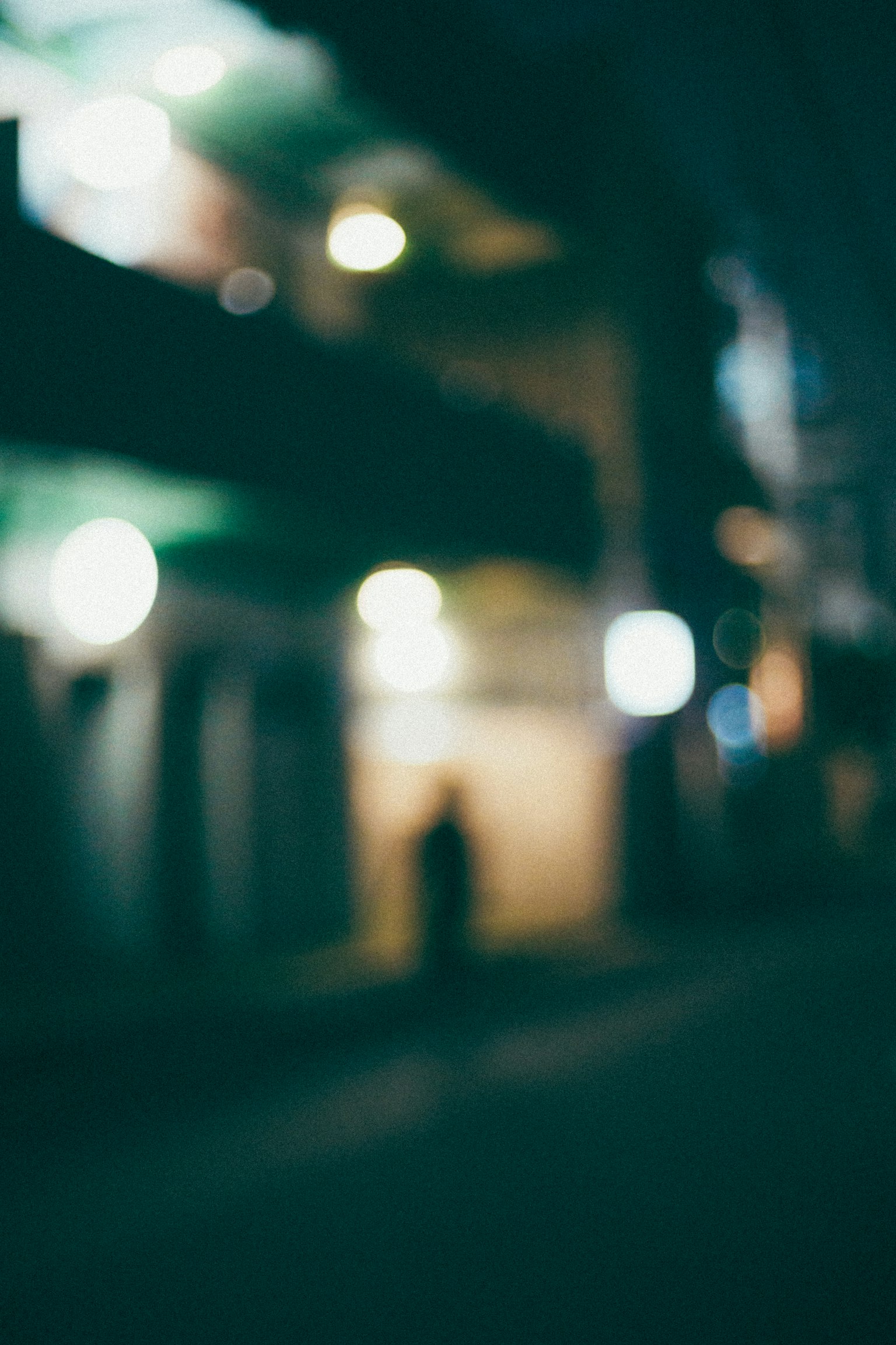 模糊的街景和陰影人物