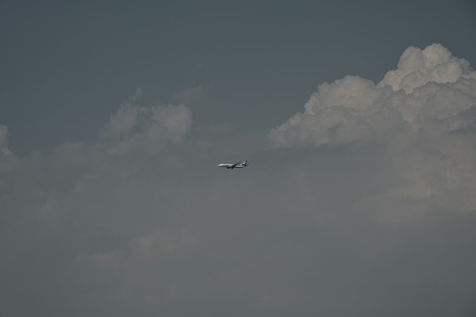 Aereo che vola in un cielo sereno con nuvole soffici
