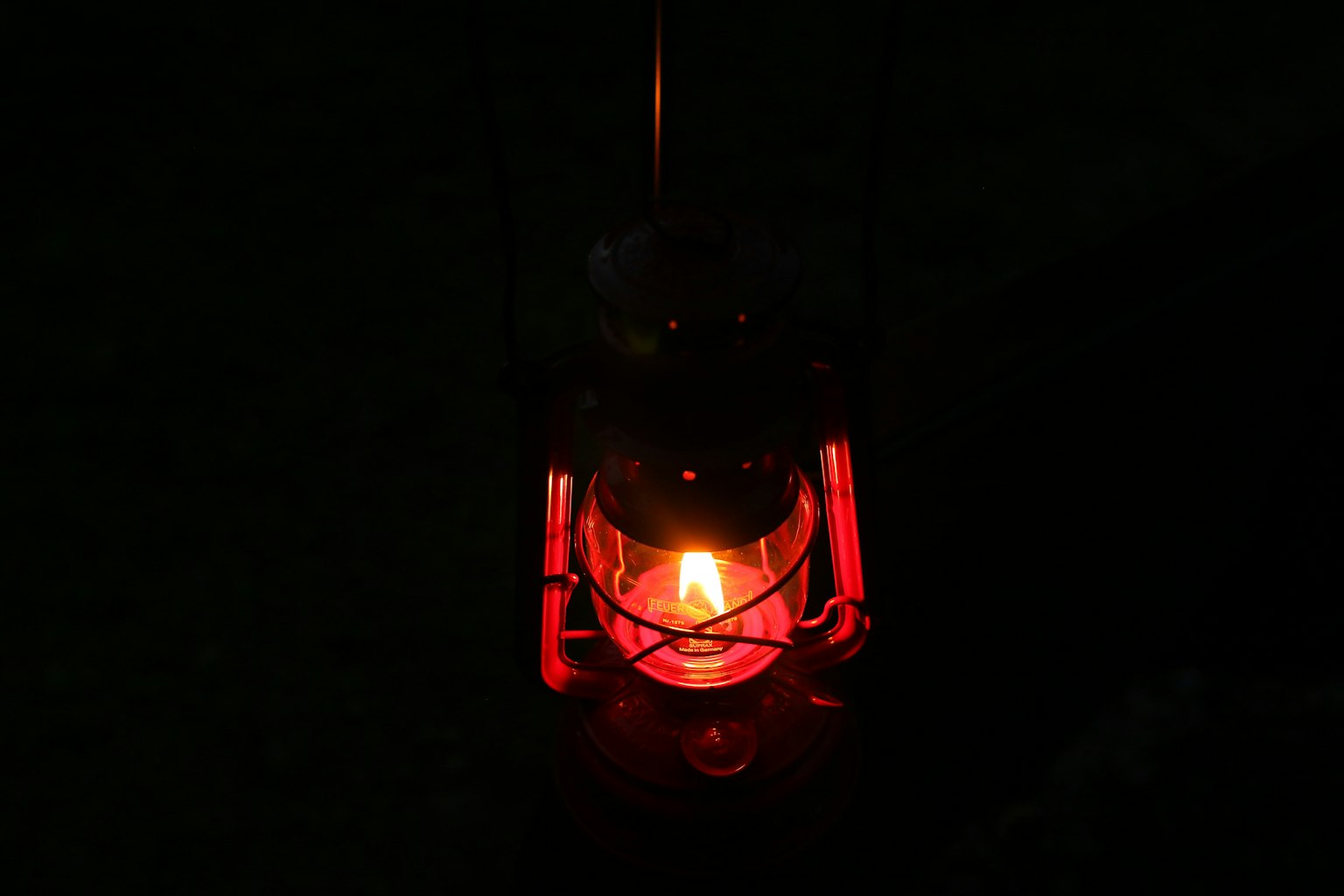Una lanterna che emette luce rossa nell'oscurità