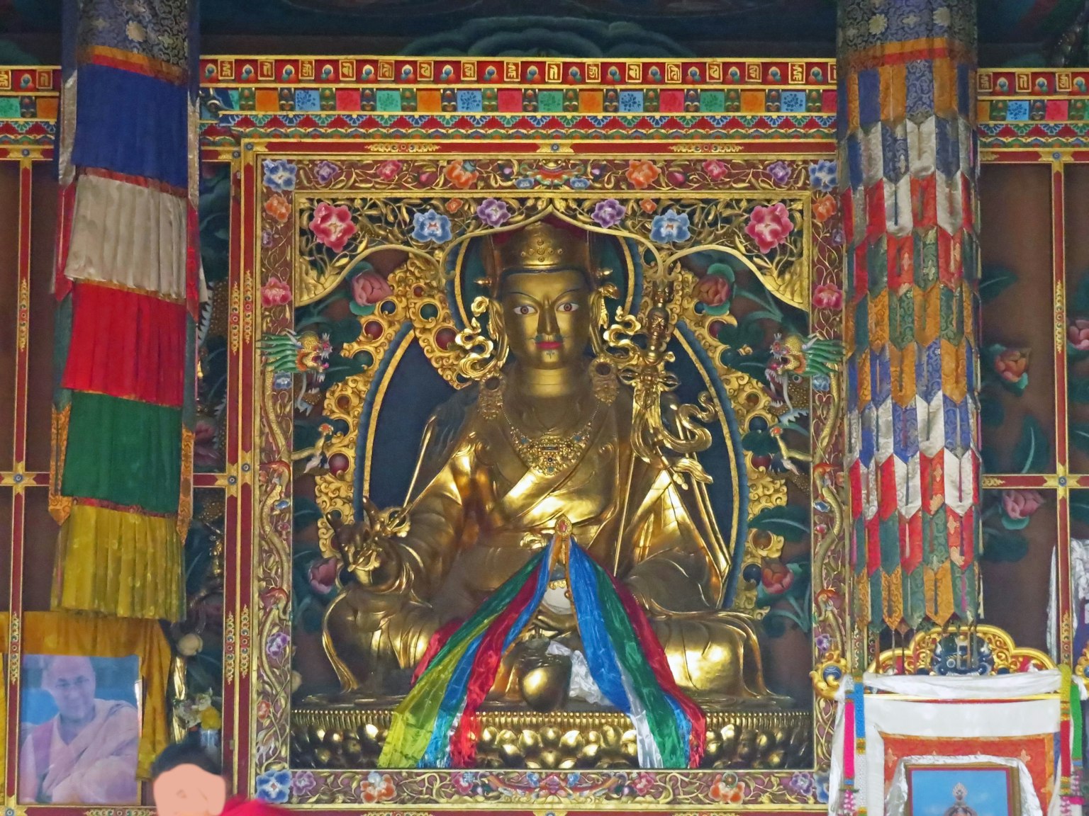 金色佛像被華麗裝飾包圍的寺廟內部