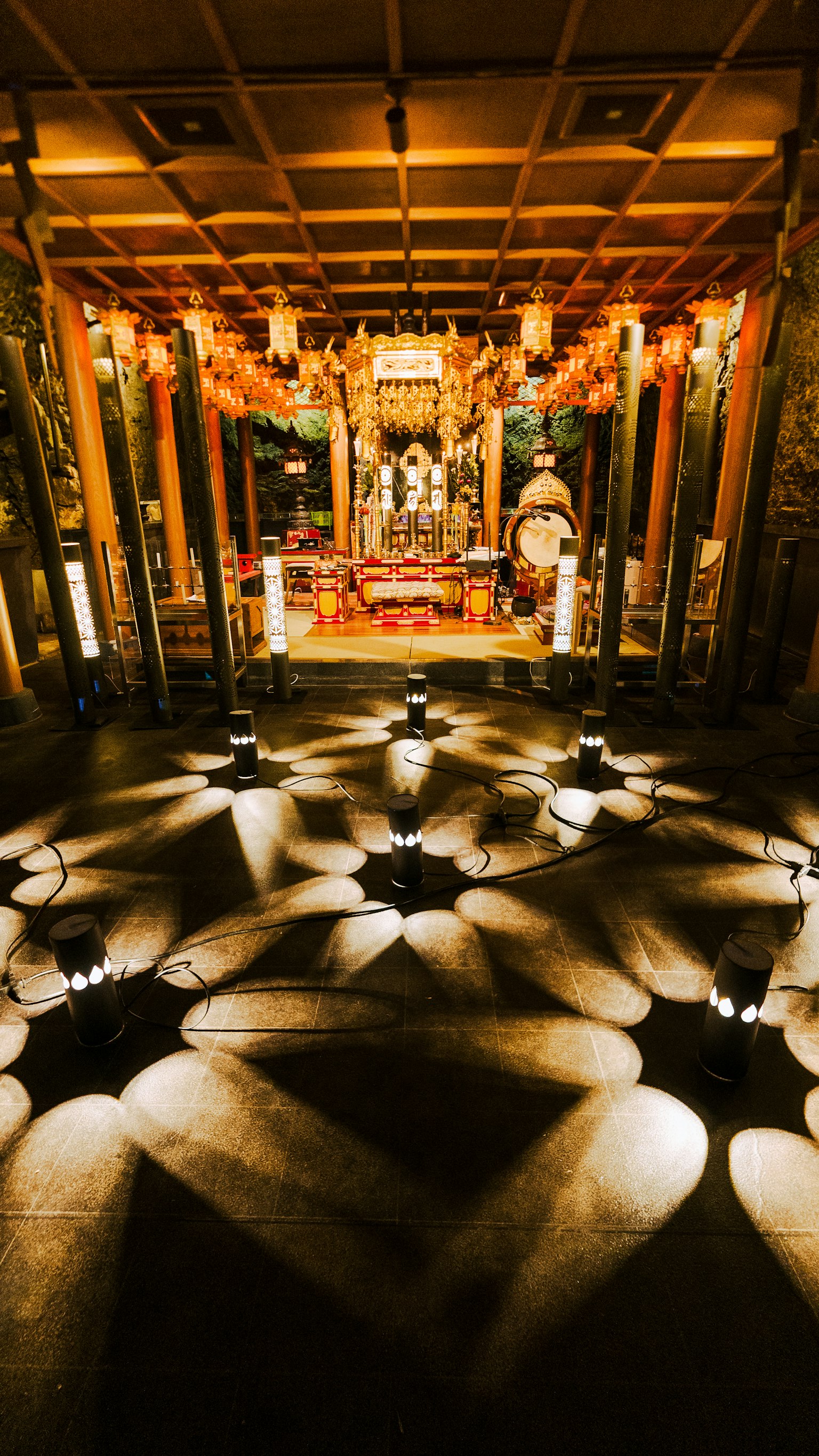 神社內部的美麗照明和複雜陰影