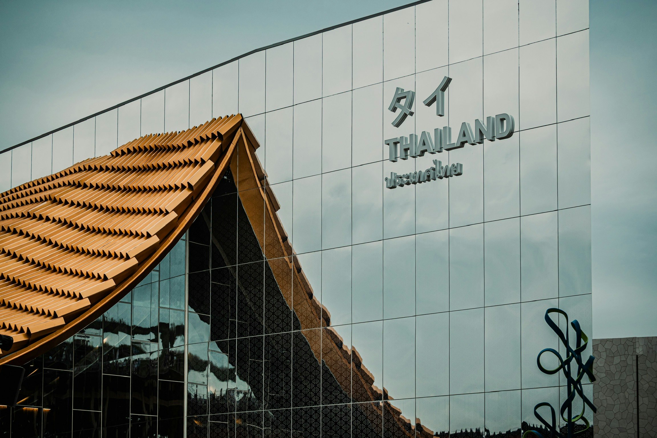 Façade du pavillon Thaïlande avec panneau « THAILAND » et auvent d’entrée