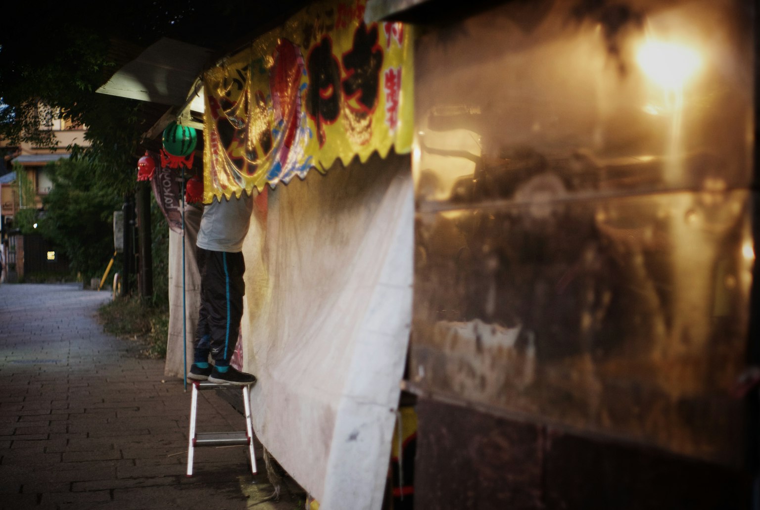 Persona montando una carpa de puesto con un diseño colorido