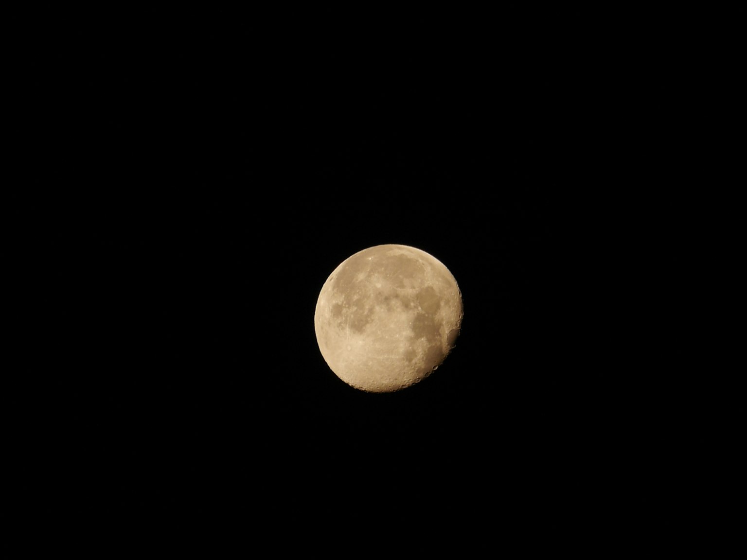 夜空中明亮月亮的特寫