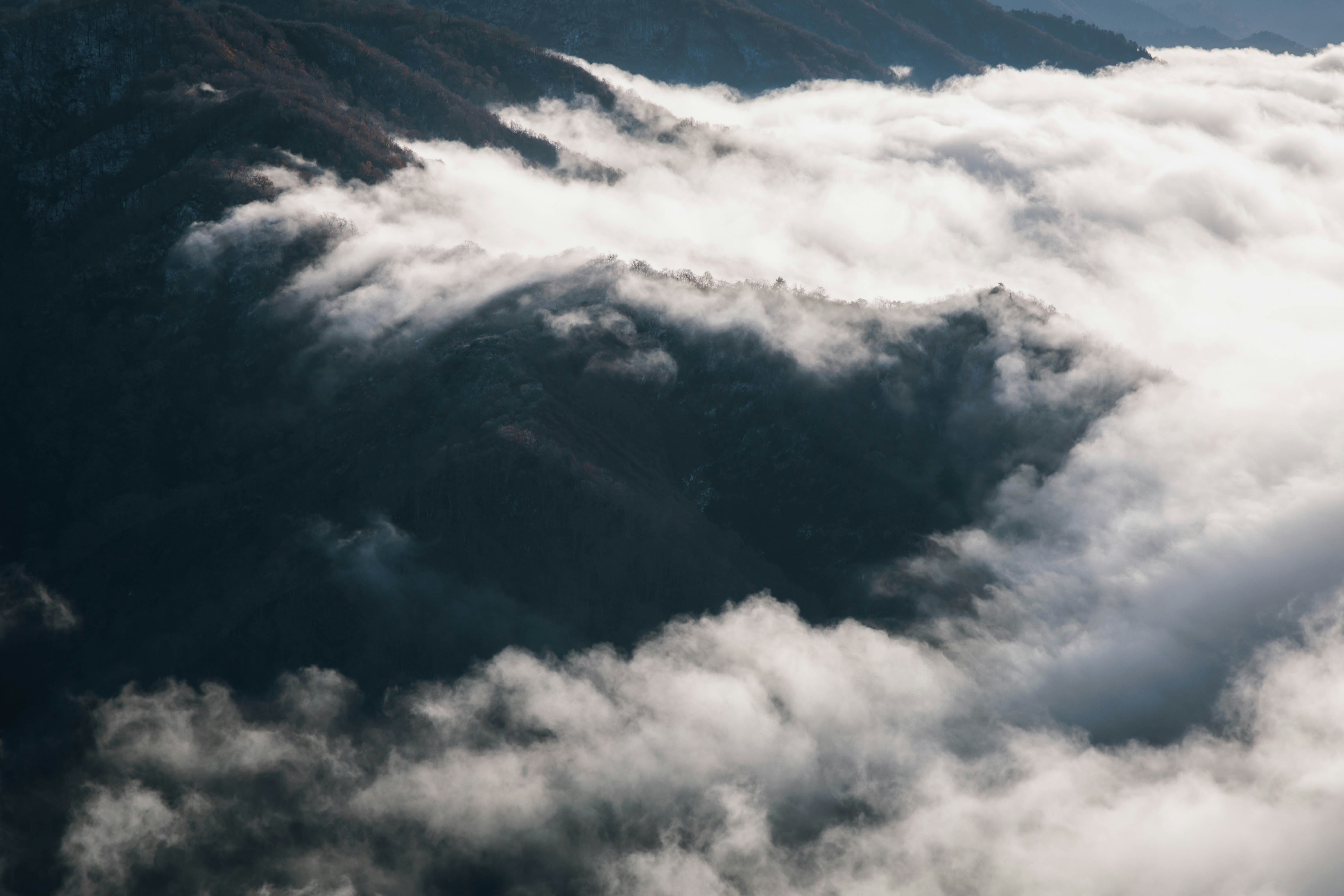 mächtige Wolken, die über ein Nebelmeer ziehen