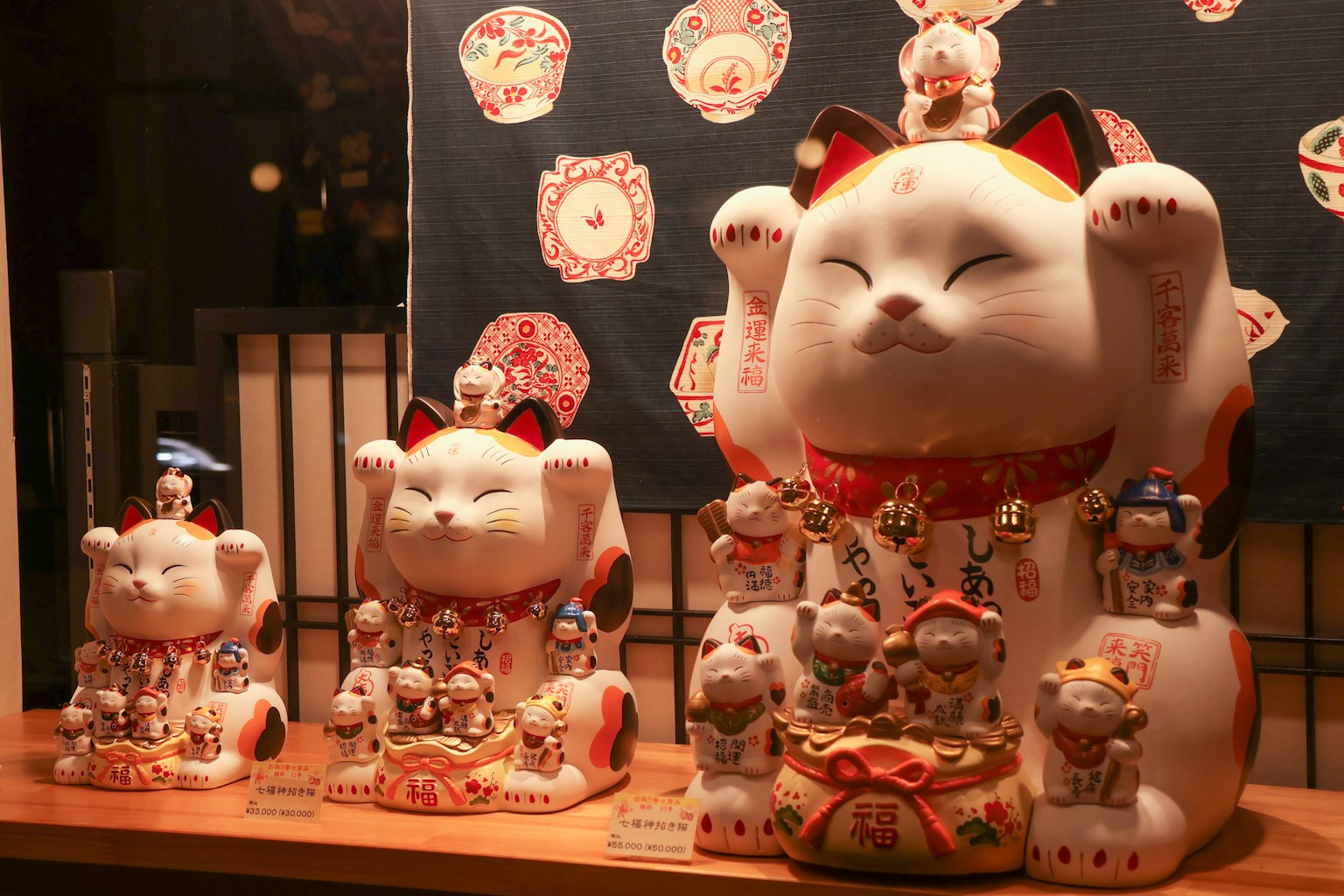 Pameran berbagai patung Maneki-neko dengan warna cerah