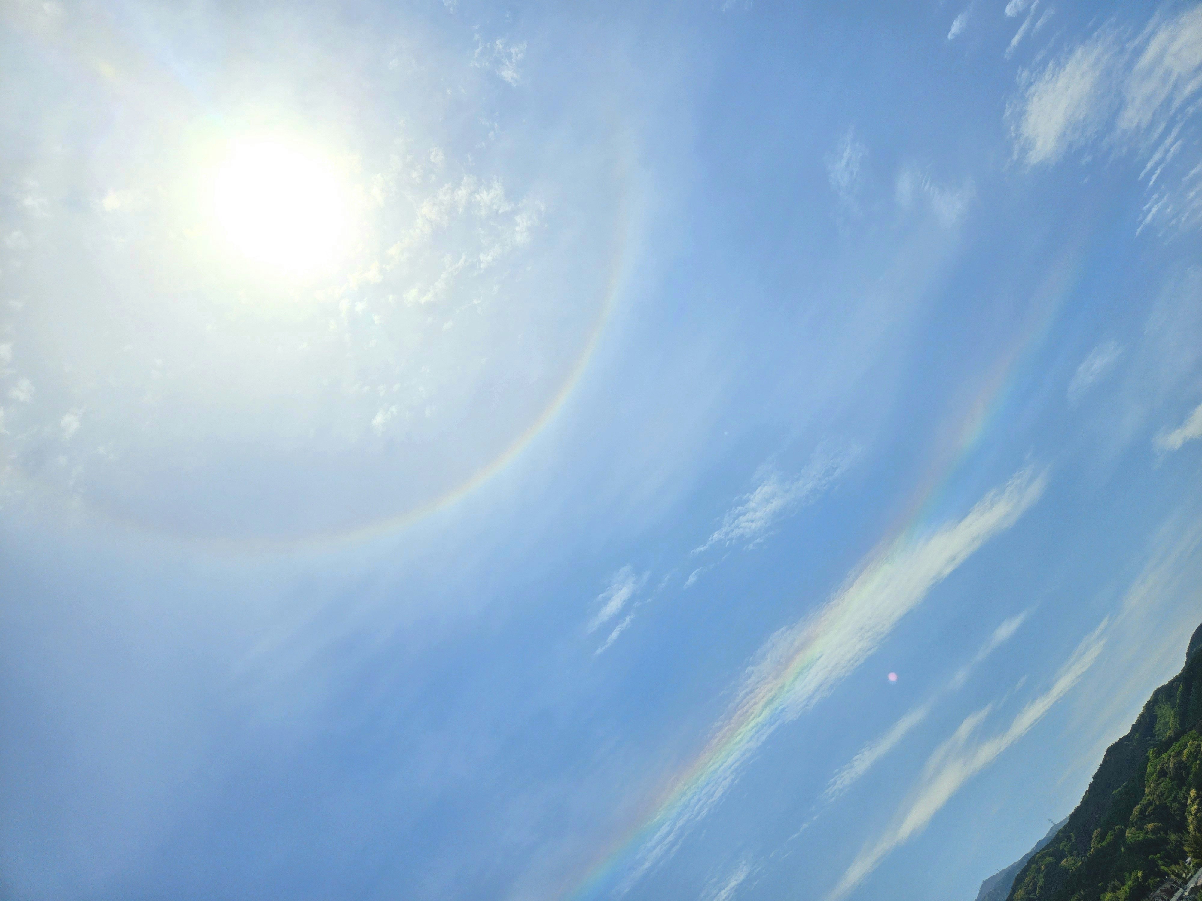 青空に広がる雲と山の稜線