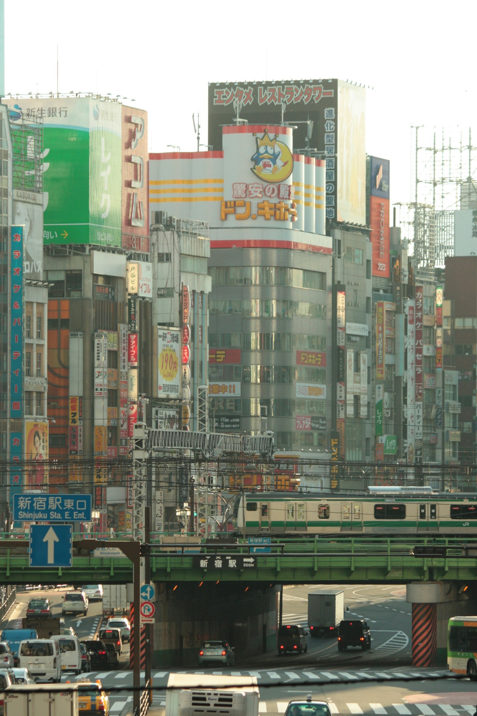 Stadtlandschaft mit Hochhäusern und Werbung