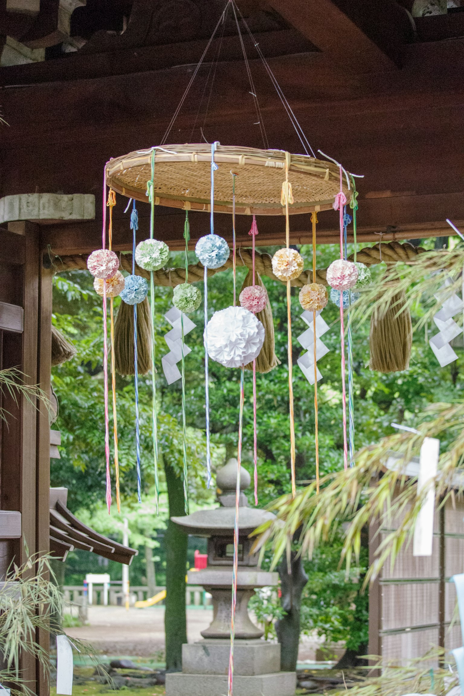Campanas de viento japonesas coloridas colgadas en un entorno tradicional