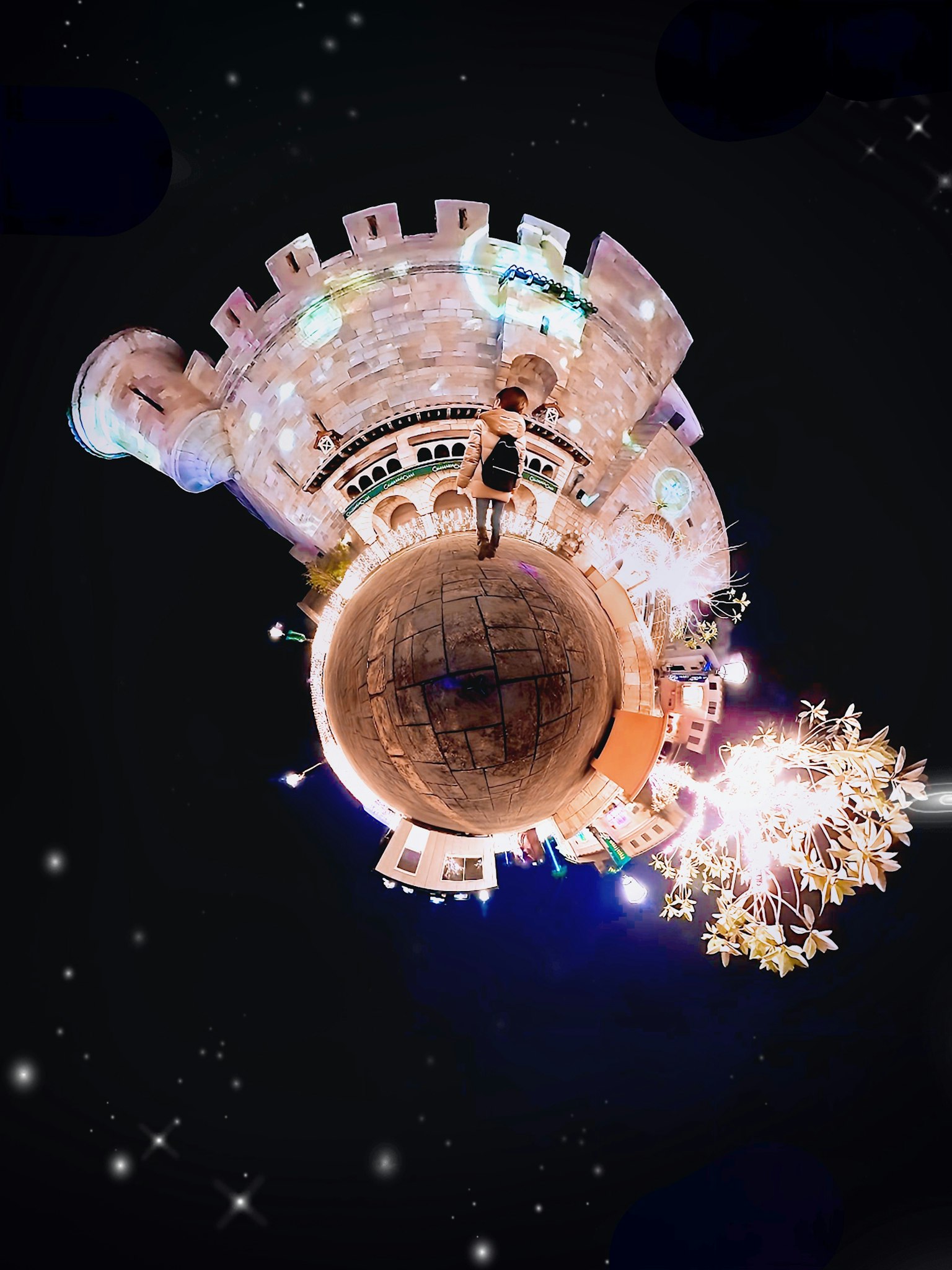 Una scena di pianeta in miniatura fantastica nel cielo notturno con un castello e alberi illuminati
