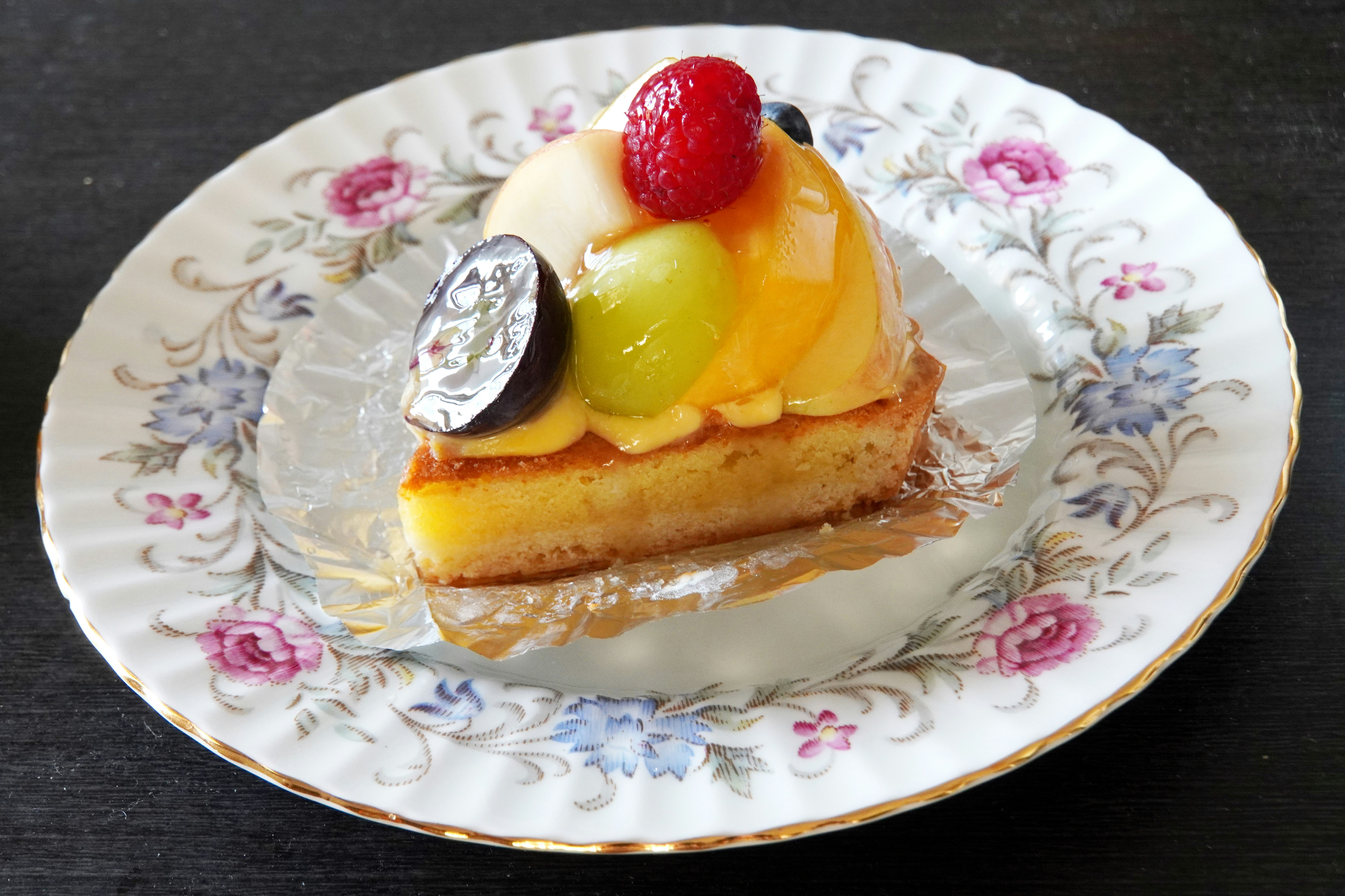 crostata di frutta su un piatto floreale