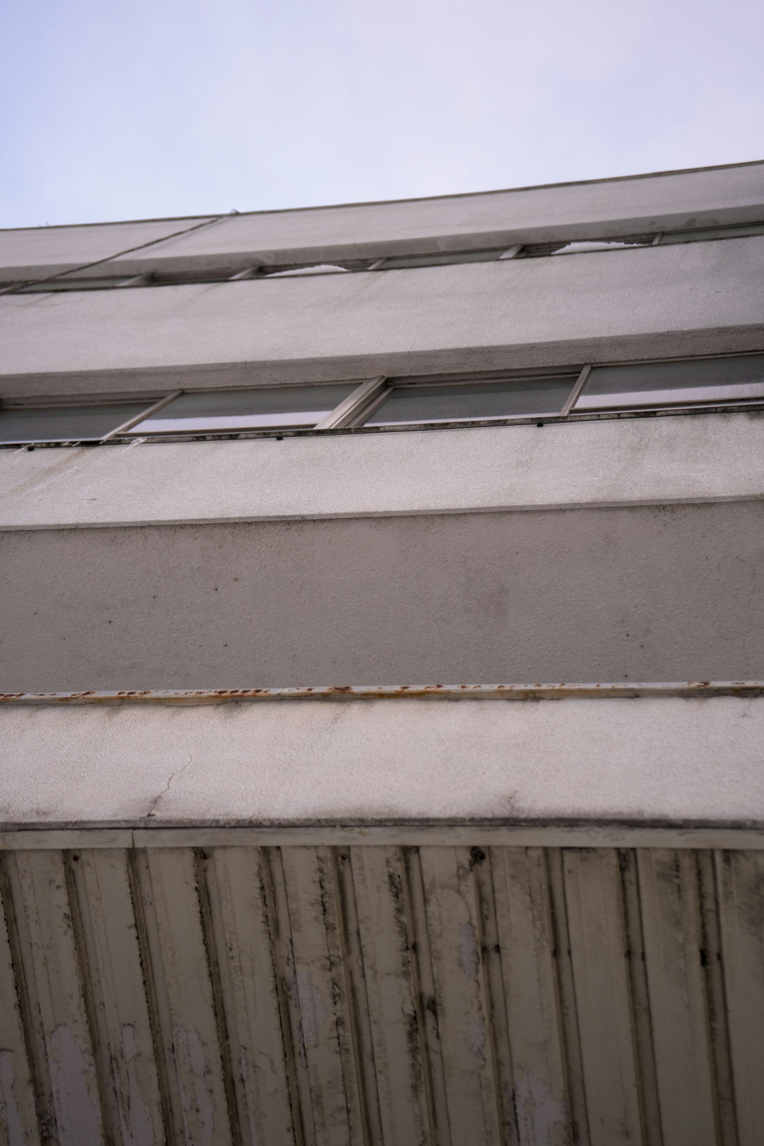 Immagine che mostra il lato di un edificio bianco da un angolo basso