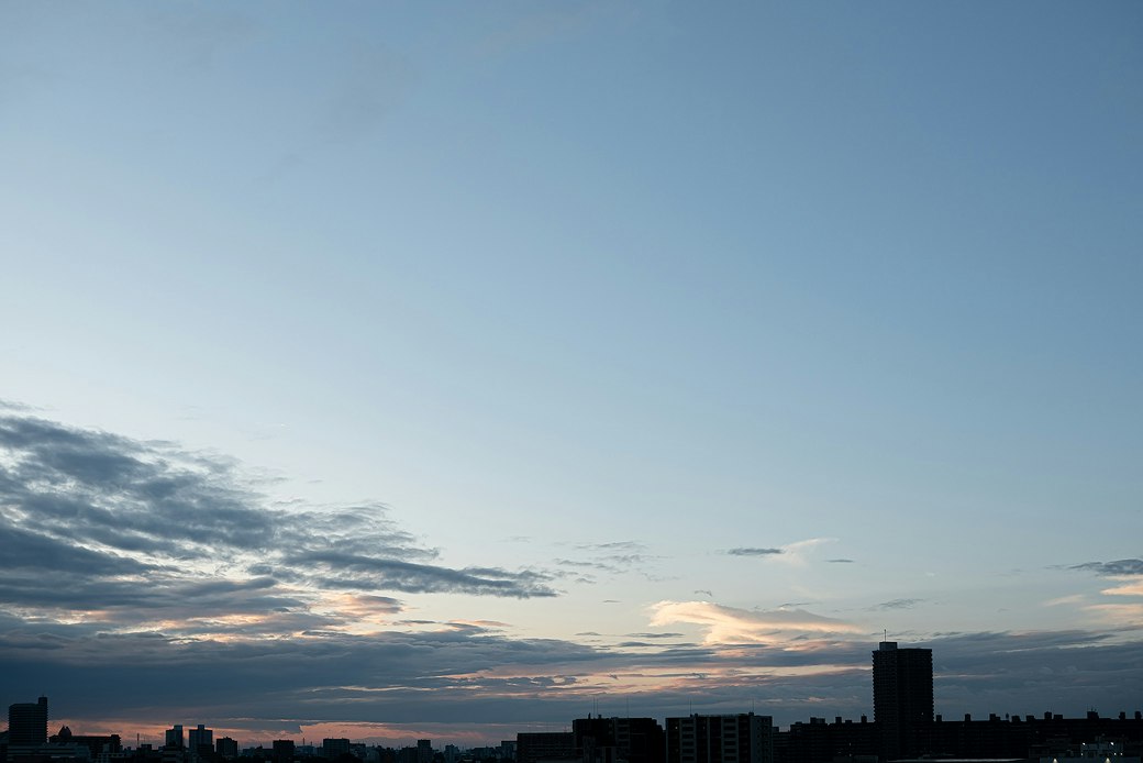 silhouette urbaine au crépuscule avec des nuages dans le ciel