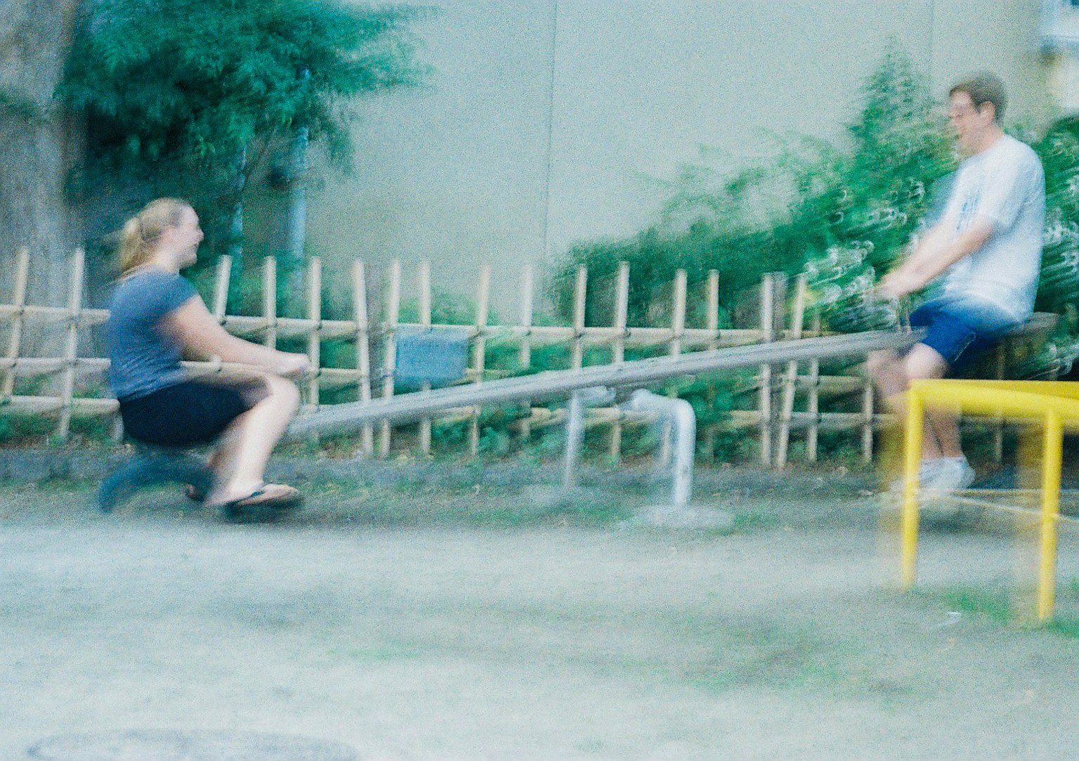 Enfants jouant sur une balançoire dans un parc