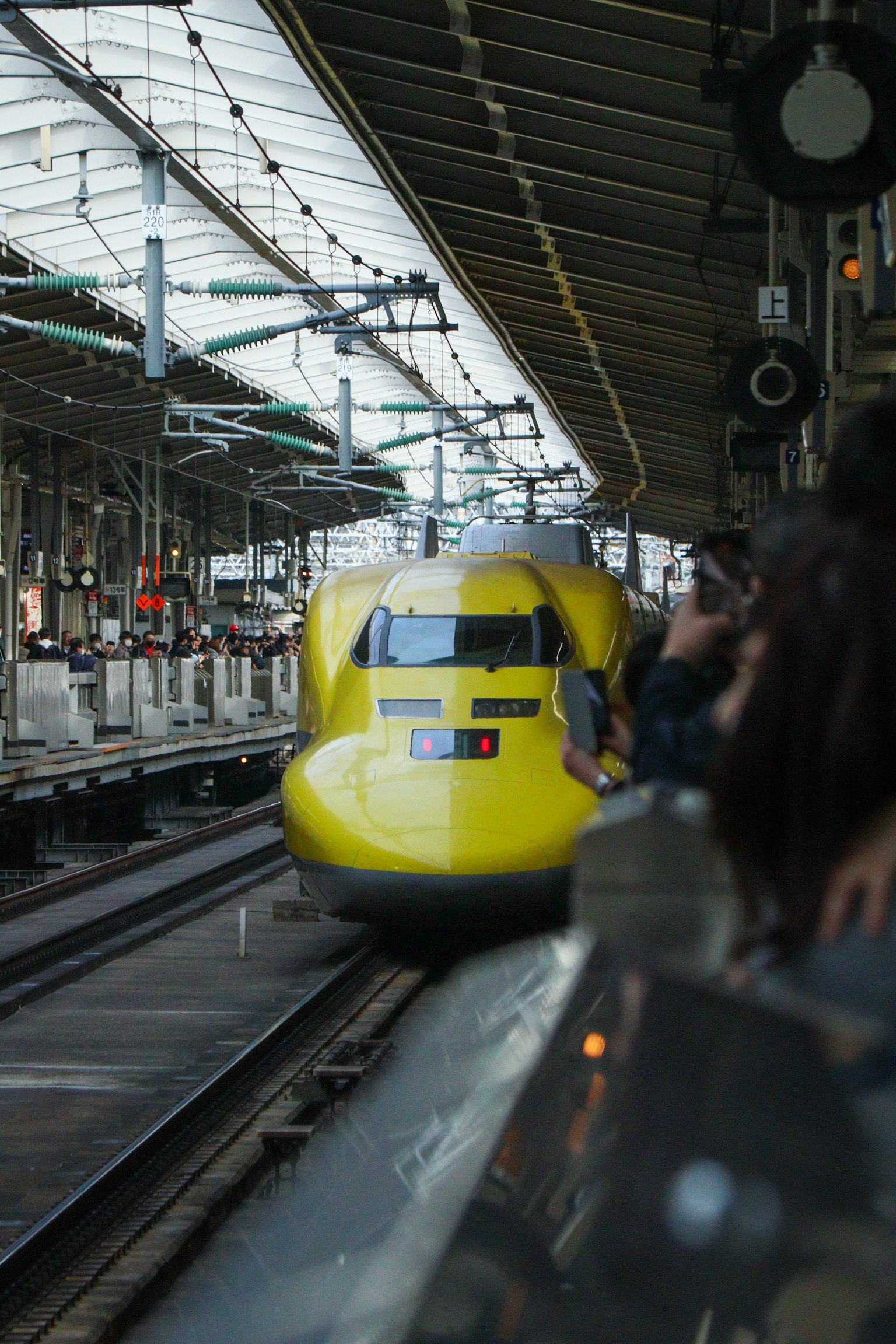 Tren Shinkansen amarillo llegando a la estación