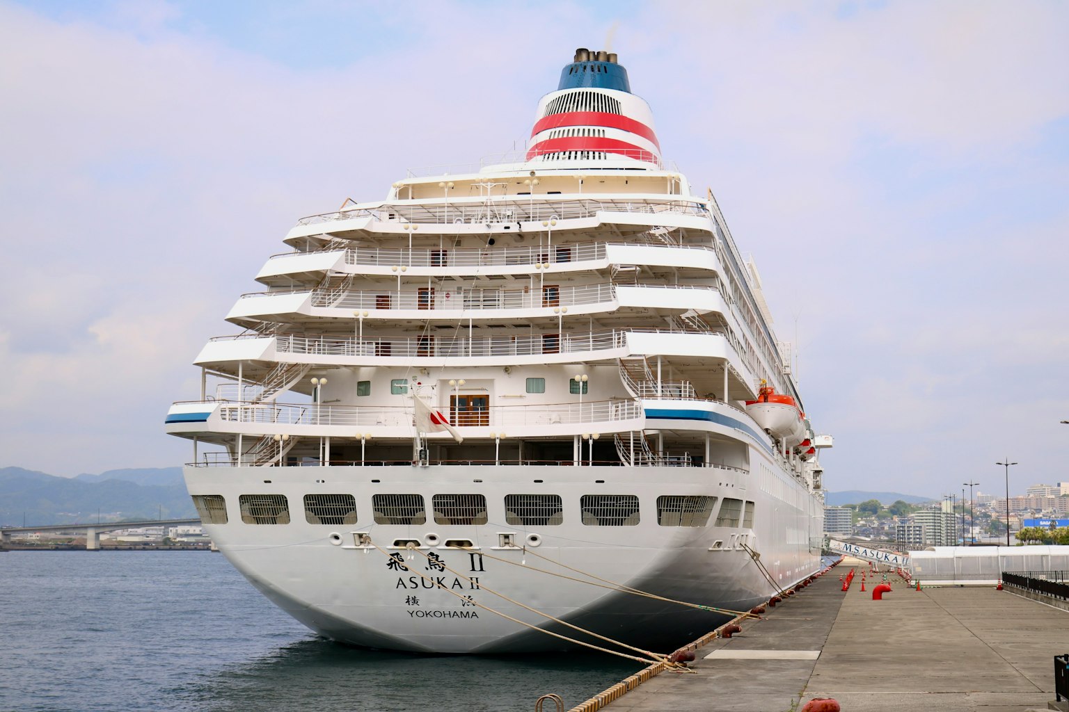 Grande nave da crociera ormeggiata nel porto