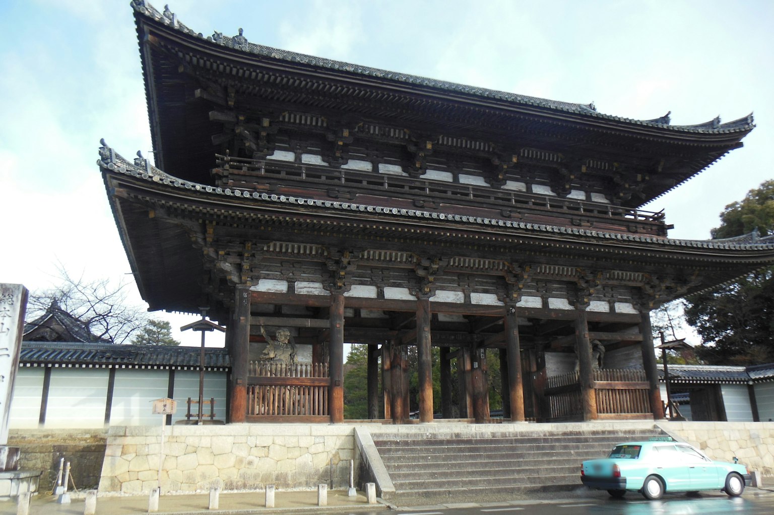 Traditionelles japanisches Tempeltor mit kompliziertem Holzdesign und verziertem Dach