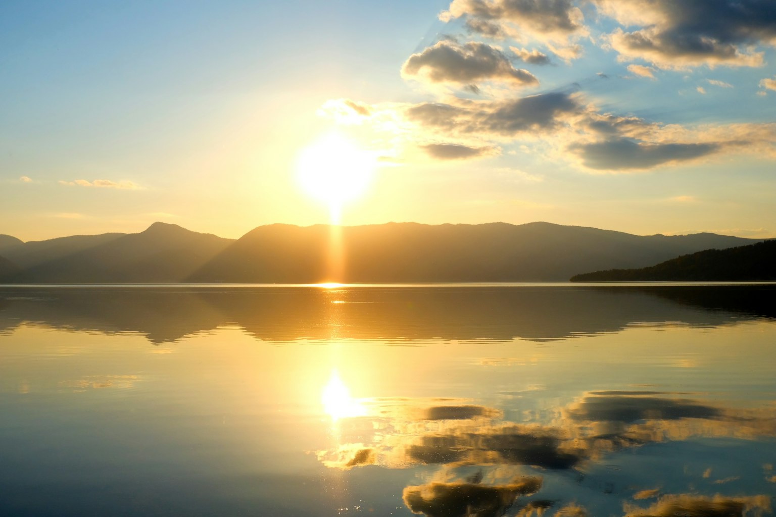 Hermoso atardecer sobre un lago con reflejos