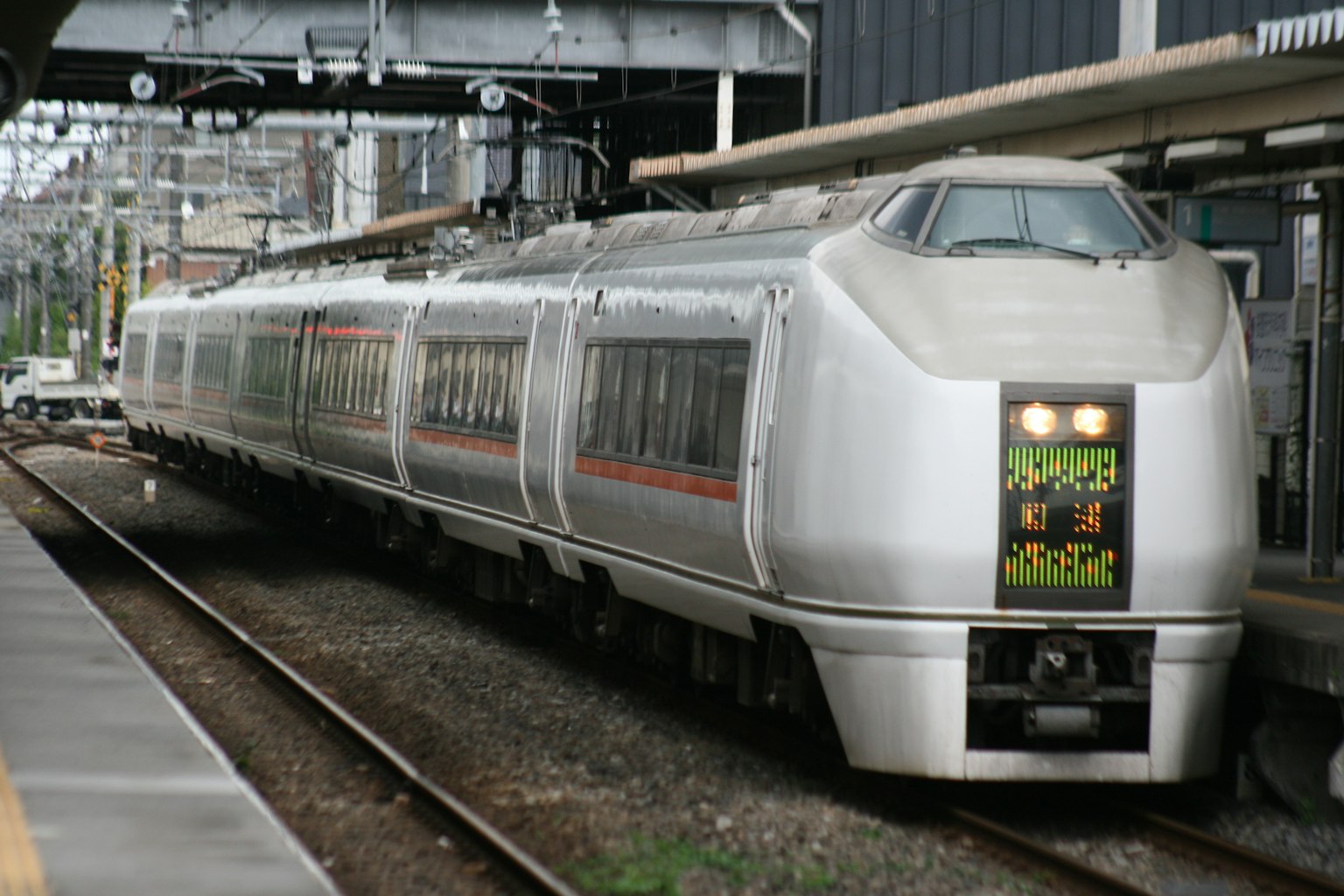 Treno espresso argento fermo in stazione