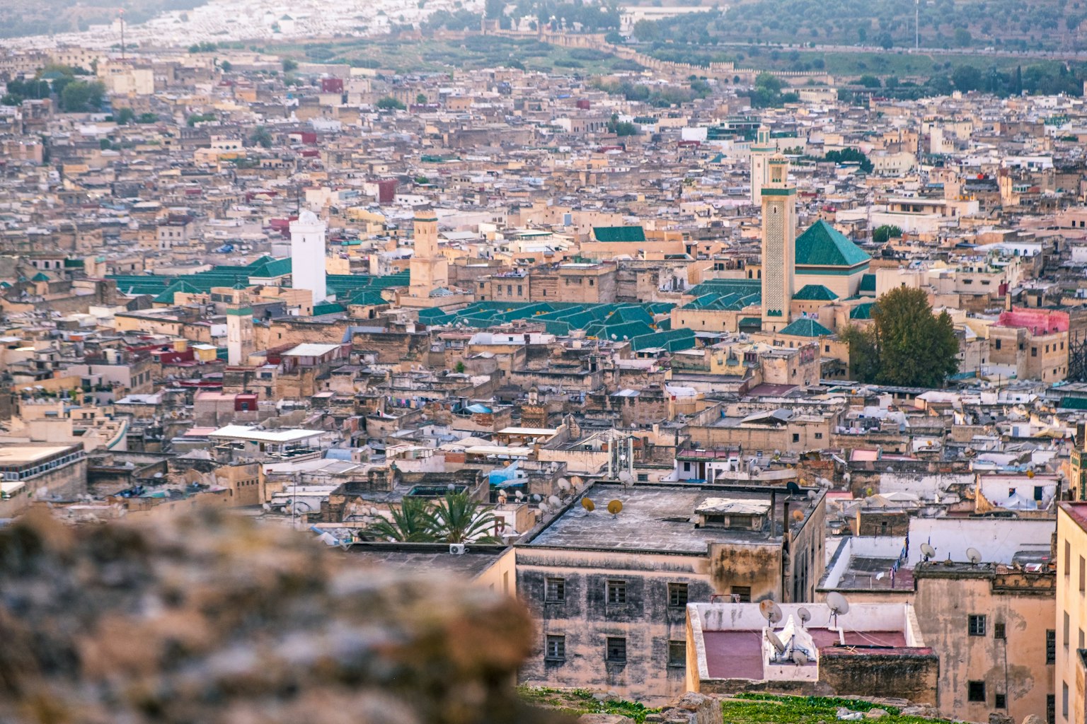 Une vue panoramique de la ville ancienne de Fès avec des mosquées et des bâtiments traditionnels