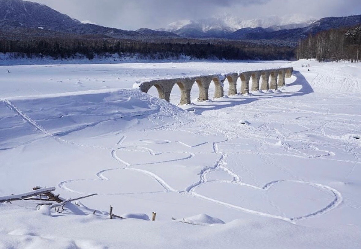 雪原に並ぶアーチ橋と遠くの山並み
