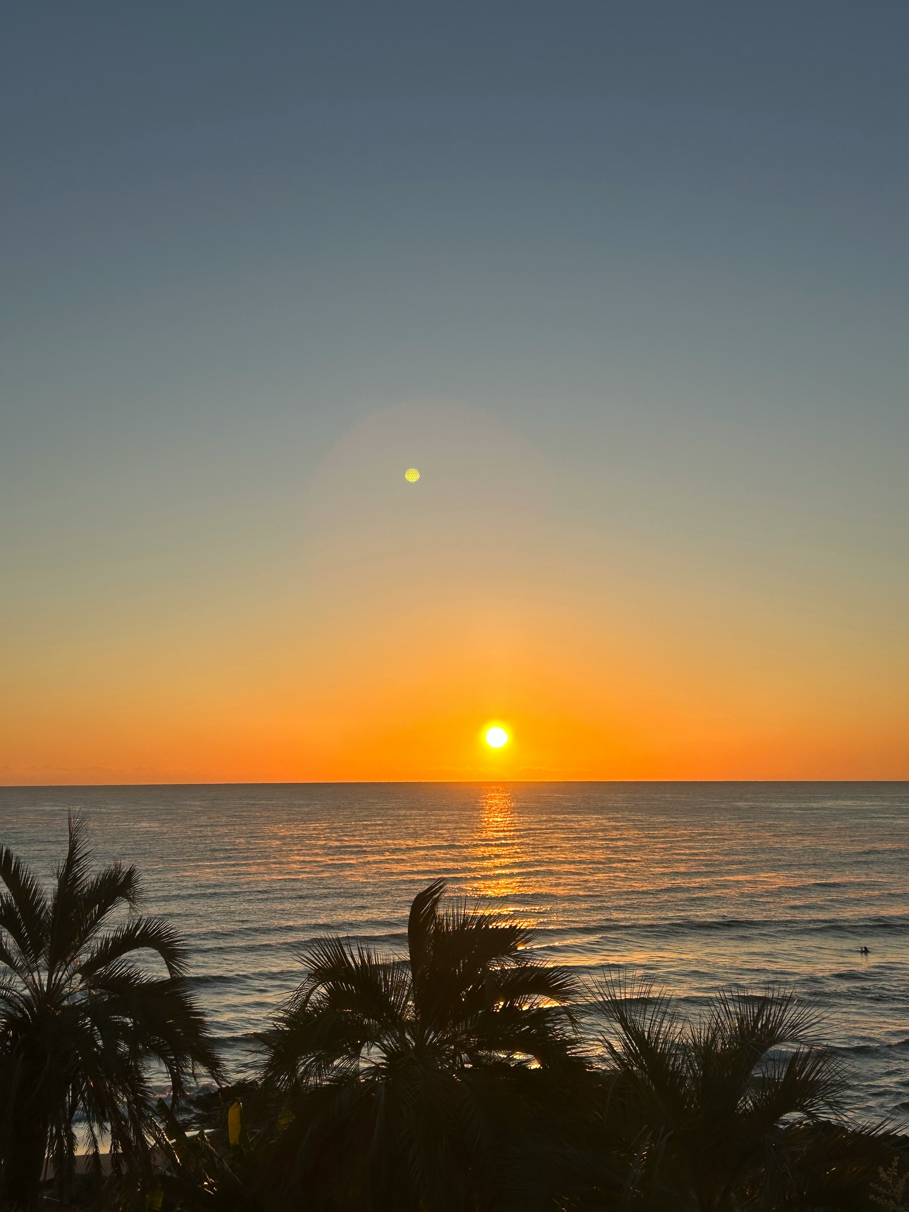 tramonto sul mare con il bagliore del sole all’orizzonte