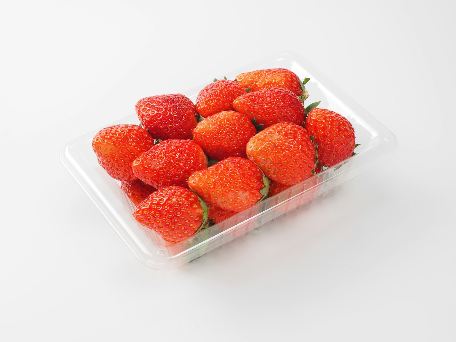 Frische Erdbeeren in einem klaren Plastikbehälter angeordnet