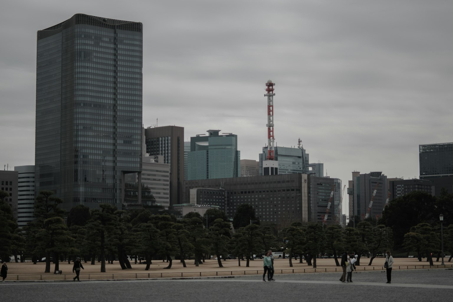 Stadtlandschaft von Tokio mit Wolkenkratzern und modernen Gebäuden