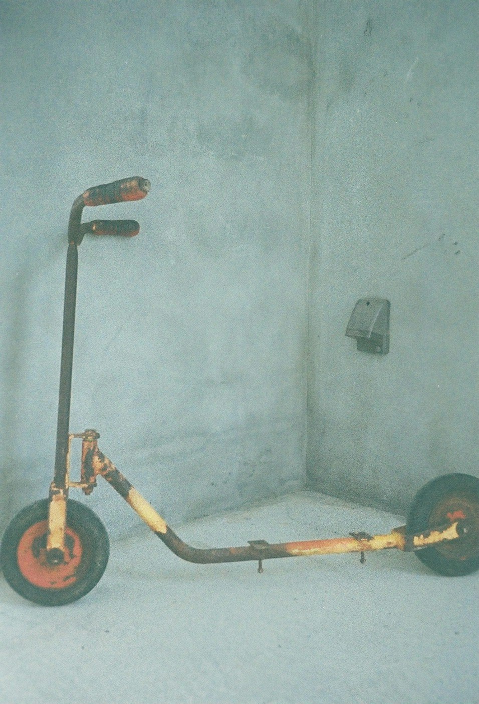 靠牆停放的電動滑板車