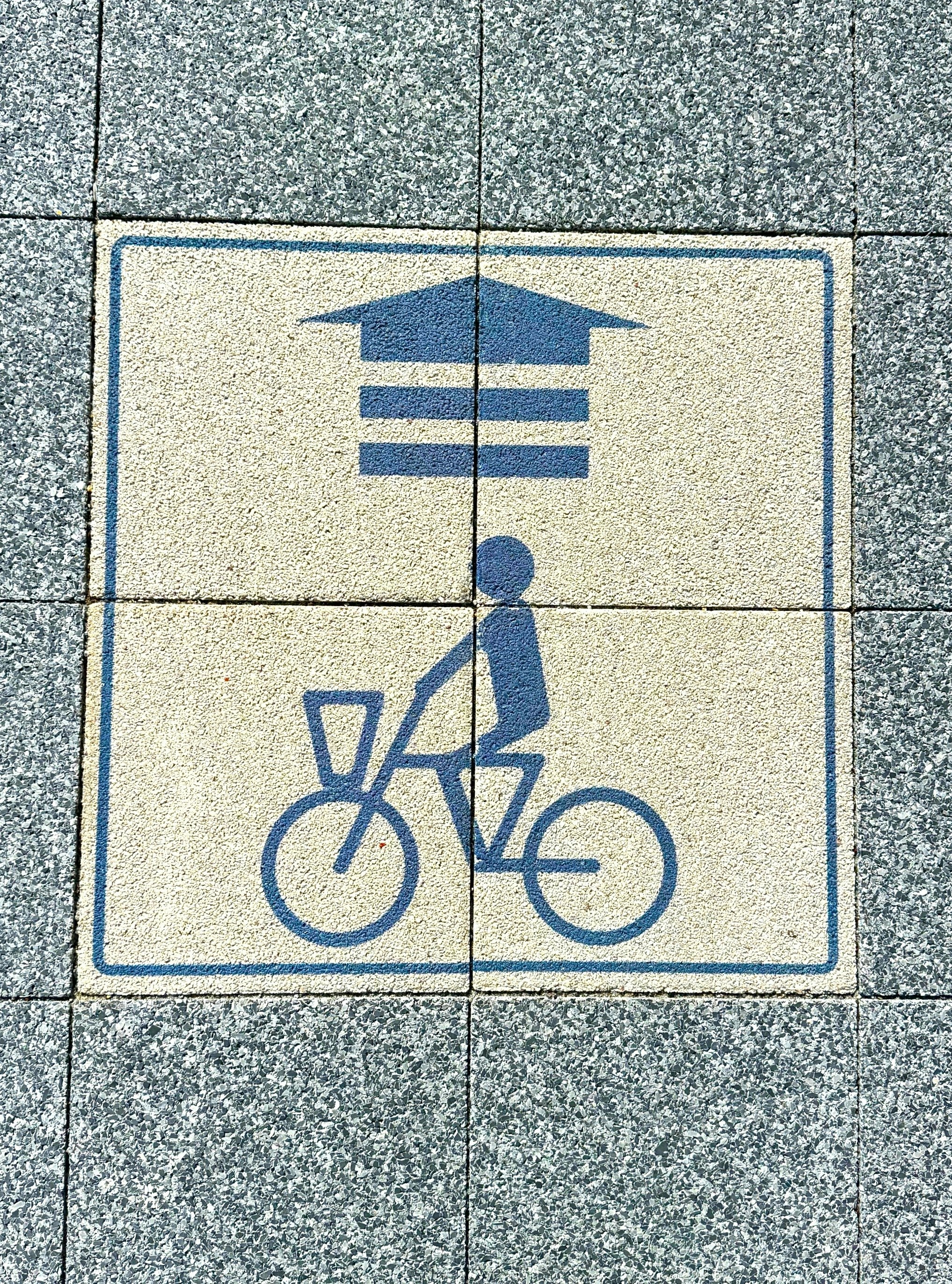 自転車レーンの路面標識