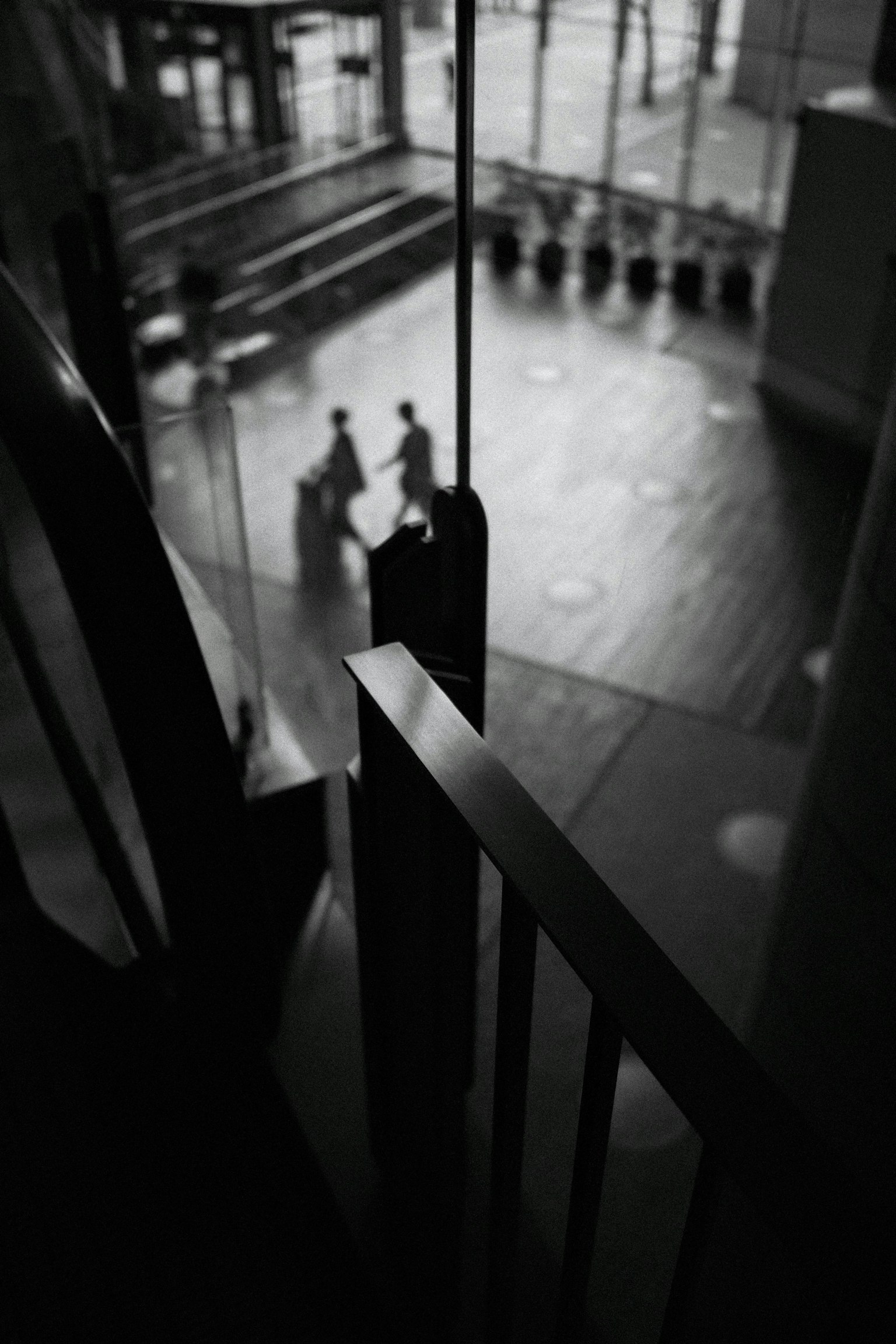 Photo de deux personnes dans un espace moderne vu d'un escalier