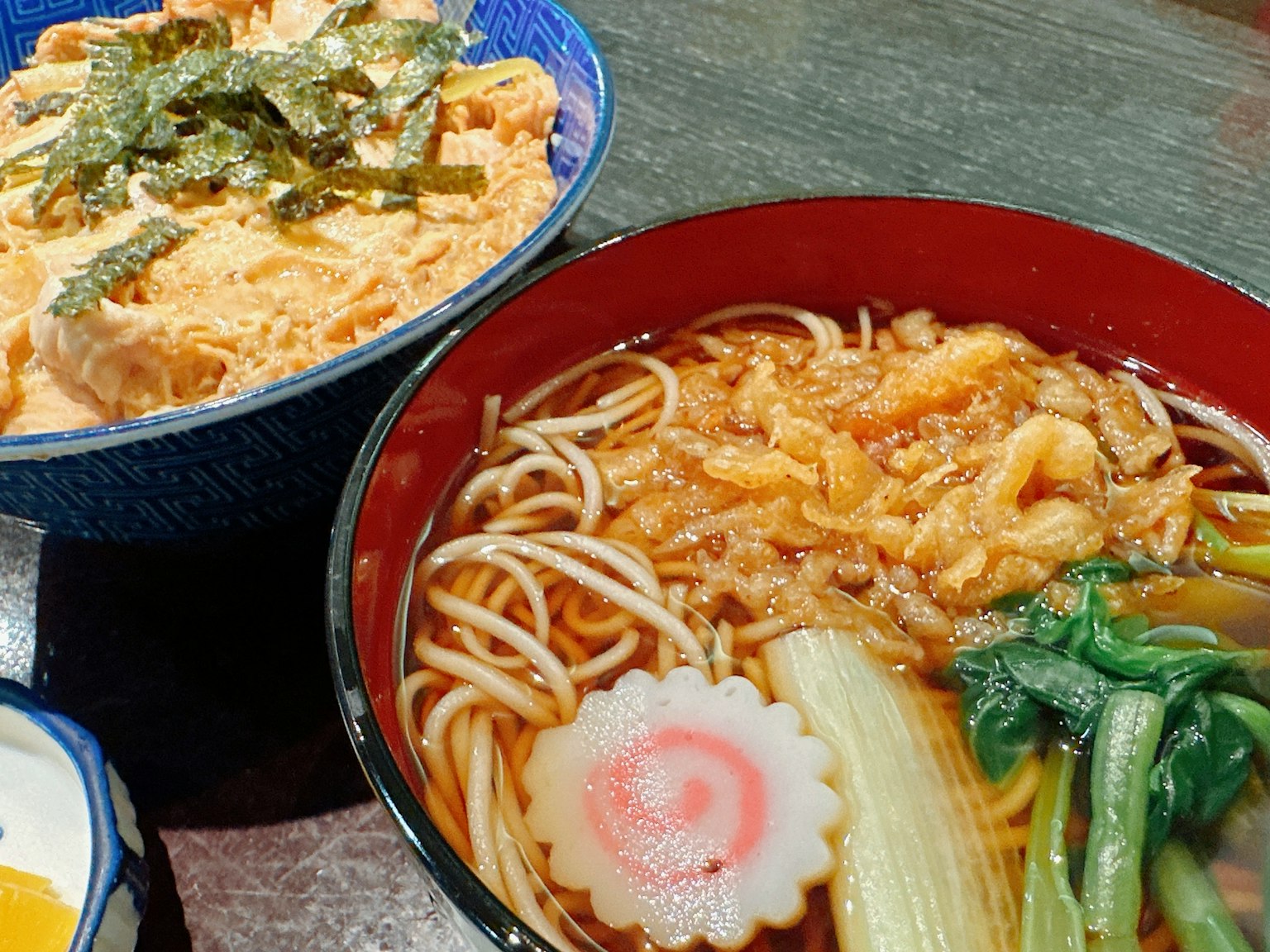 맛있는 라멘 그릇과 튀김 그리고 나루토마키