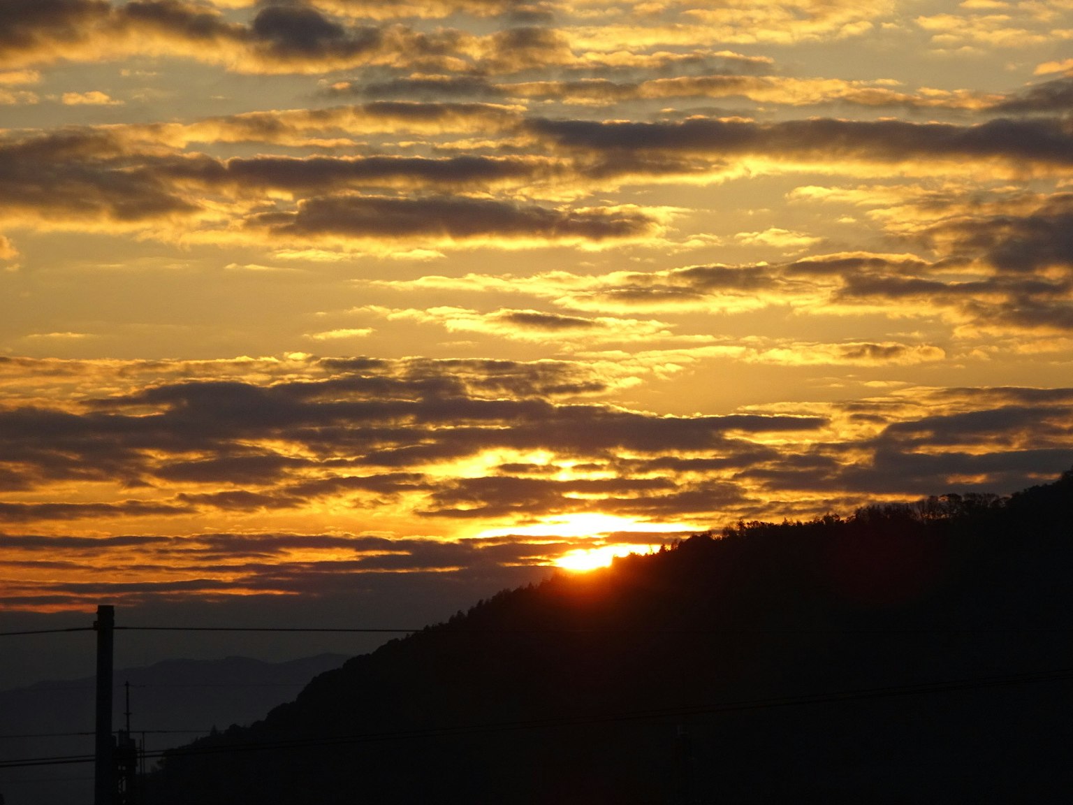 Bellissimo paesaggio del cielo al tramonto con silhouette di montagna
